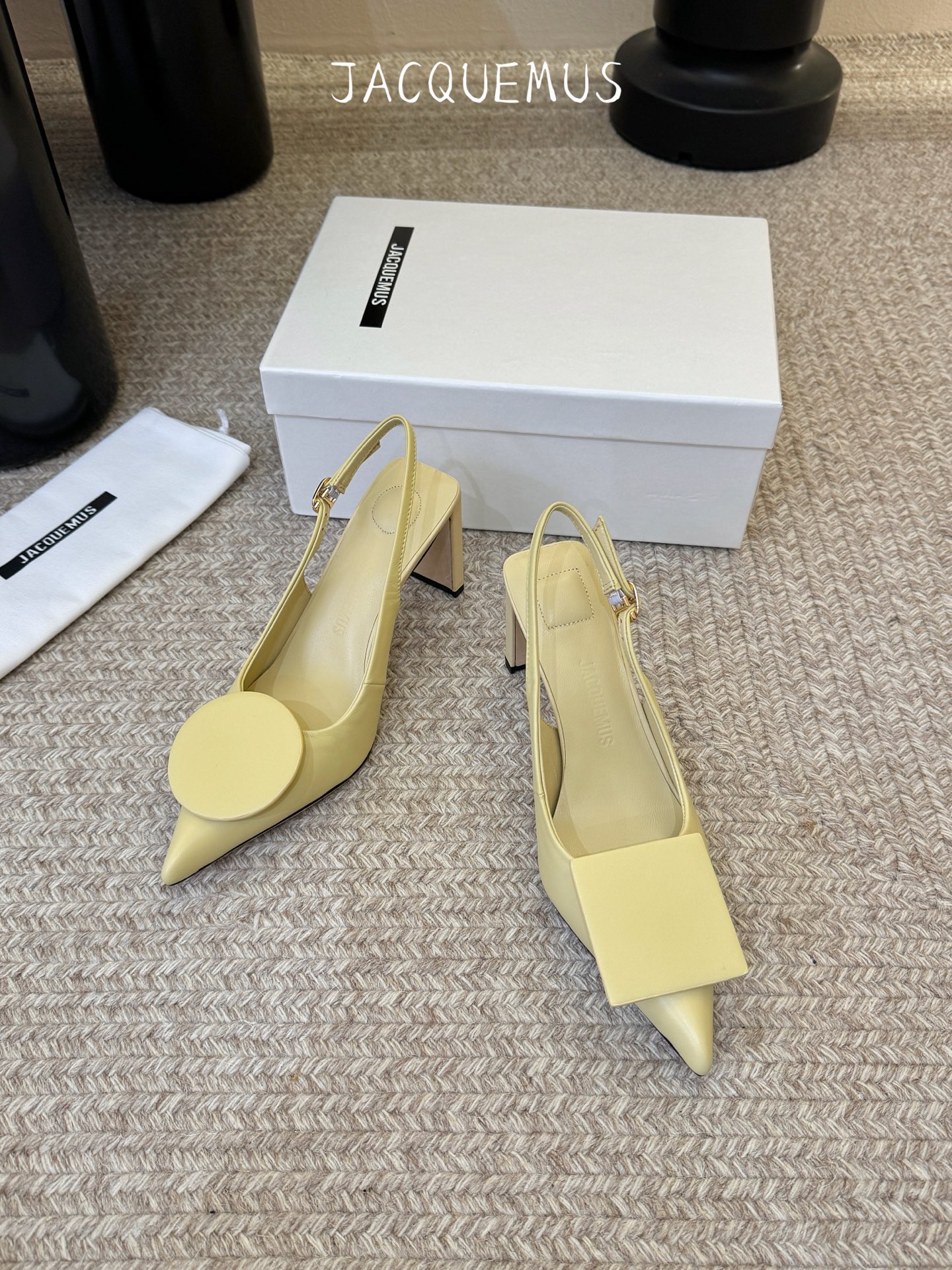 高跟JACQUEMU* 尖头后空凉鞋JACQUEMUS独特的方扣与圆扣设计，别致吸睛，尽品 优雅品味。细