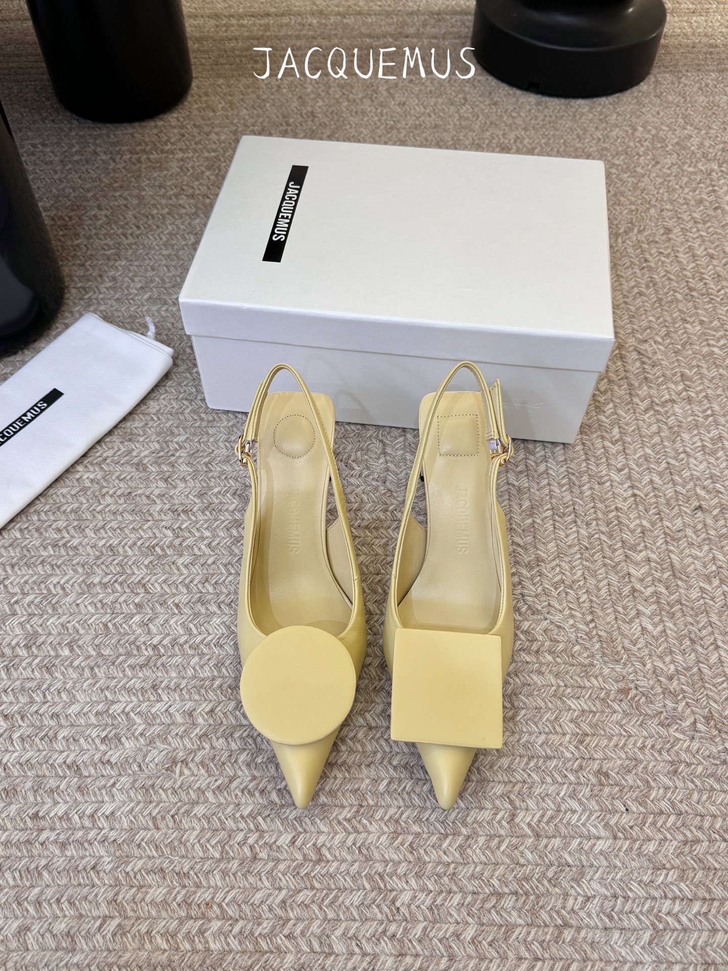 高跟JACQUEMU* 尖头后空凉鞋JACQUEMUS独特的方扣与圆扣设计，别致吸睛，尽品 优雅品味。细