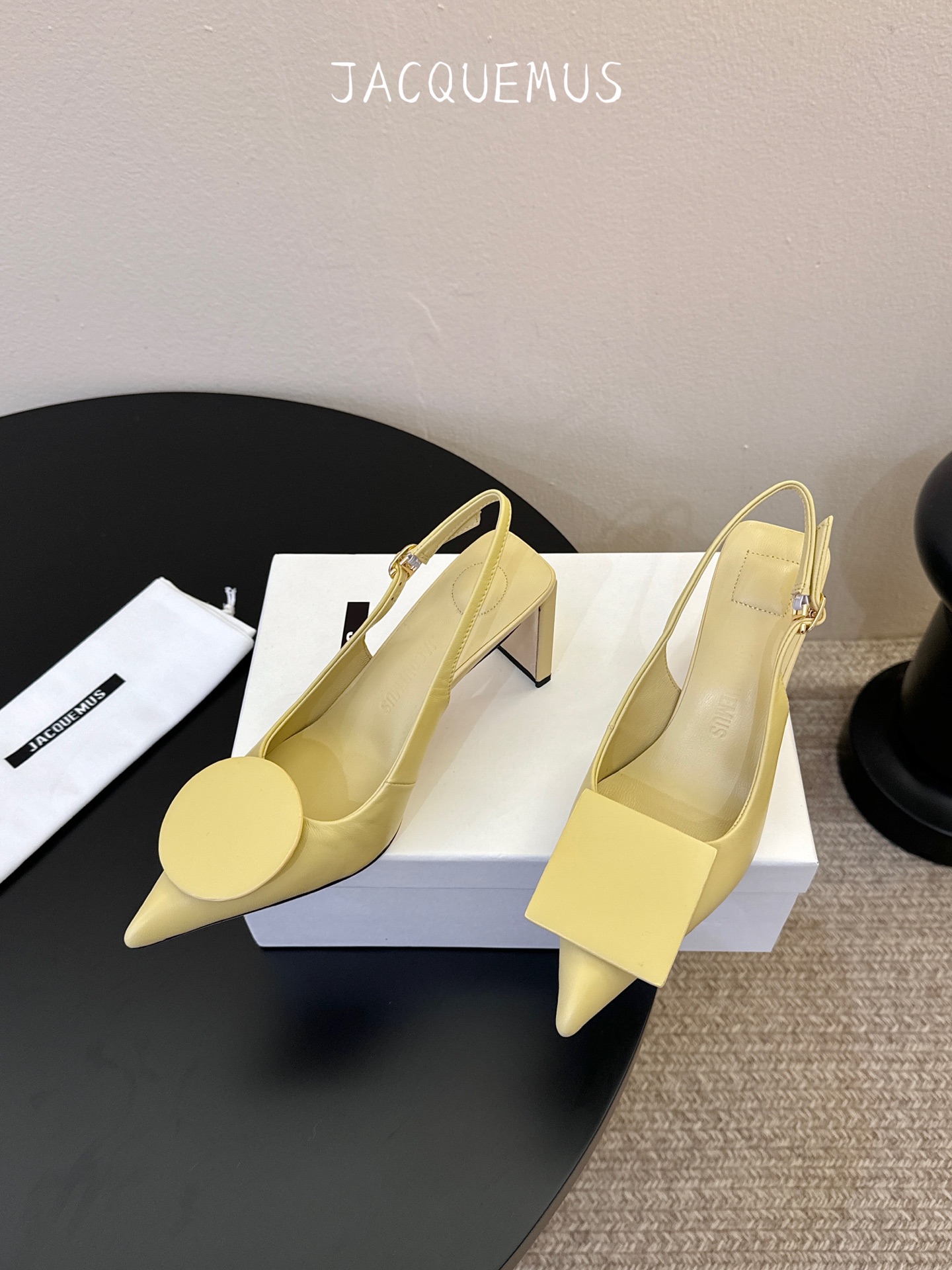 高跟JACQUEMU* 尖头后空凉鞋JACQUEMUS独特的方扣与圆扣设计，别致吸睛，尽品 优雅品味。细