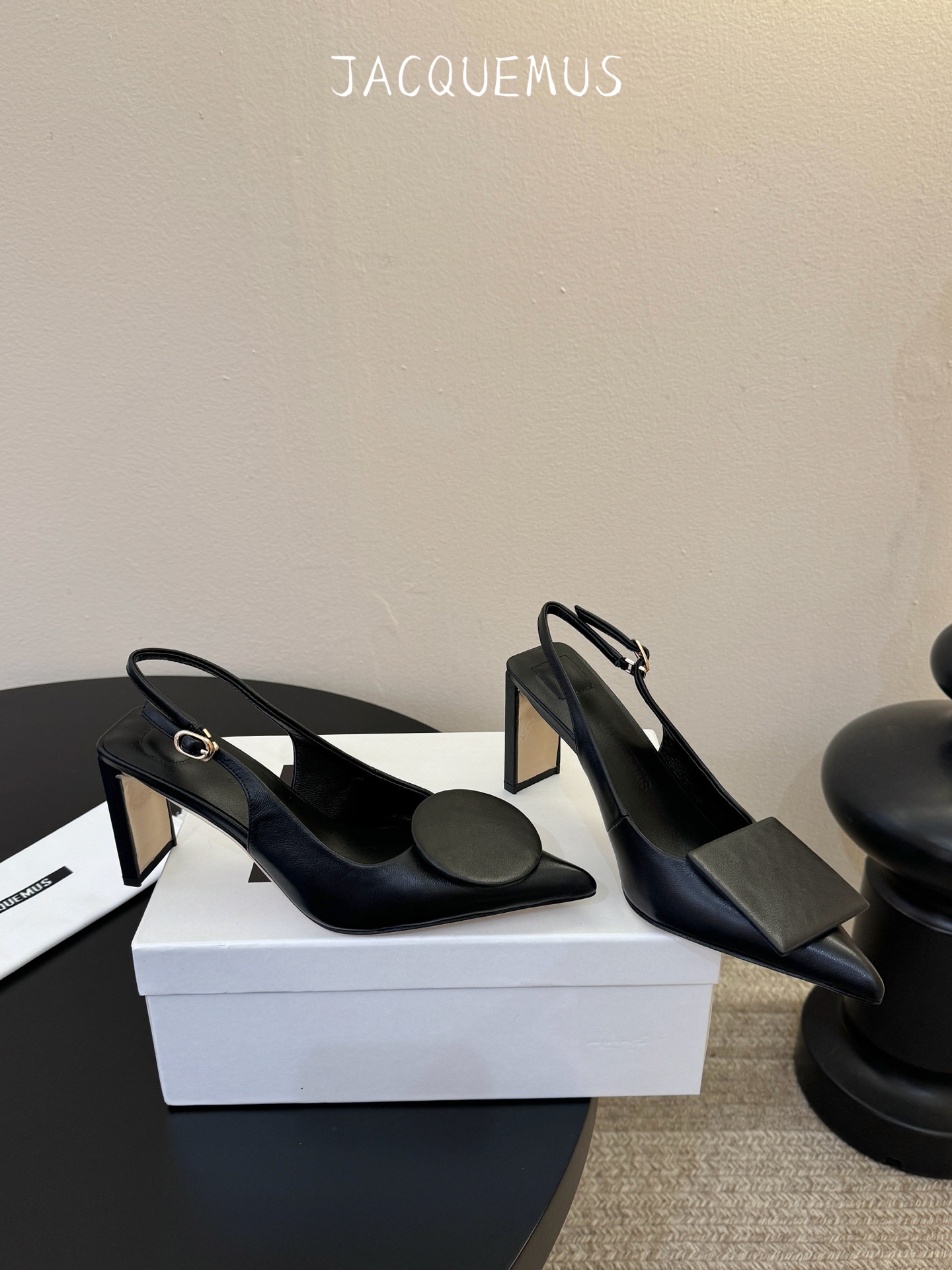 高跟JACQUEMU* 尖头后空凉鞋JACQUEMUS独特的方扣与圆扣设计，别致吸睛，尽品 优雅品味。细
