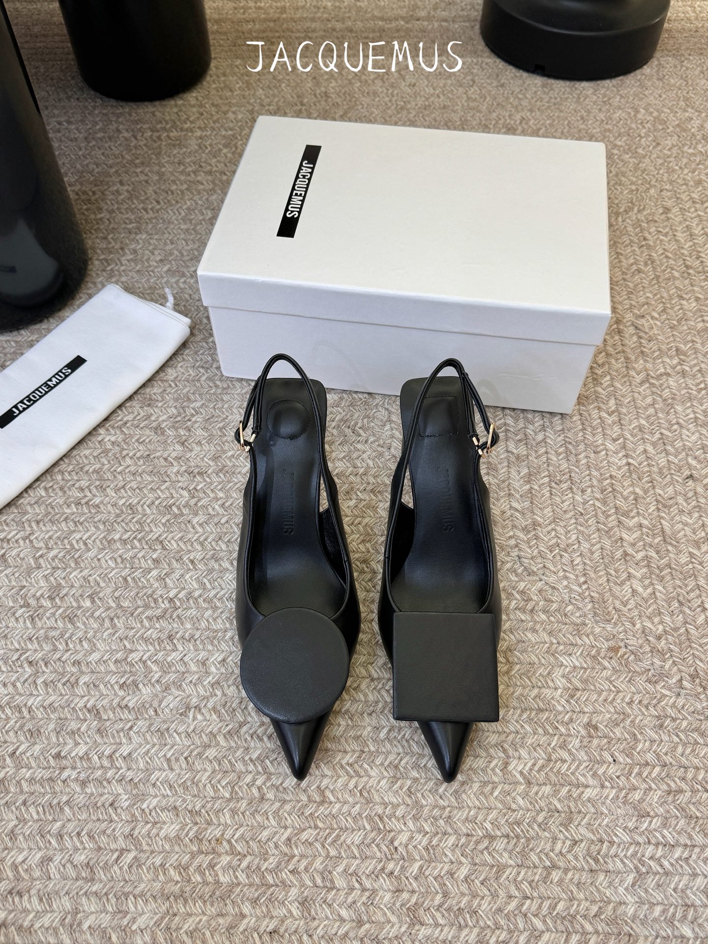 高跟JACQUEMU* 尖头后空凉鞋JACQUEMUS独特的方扣与圆扣设计，别致吸睛，尽品 优雅品味。细