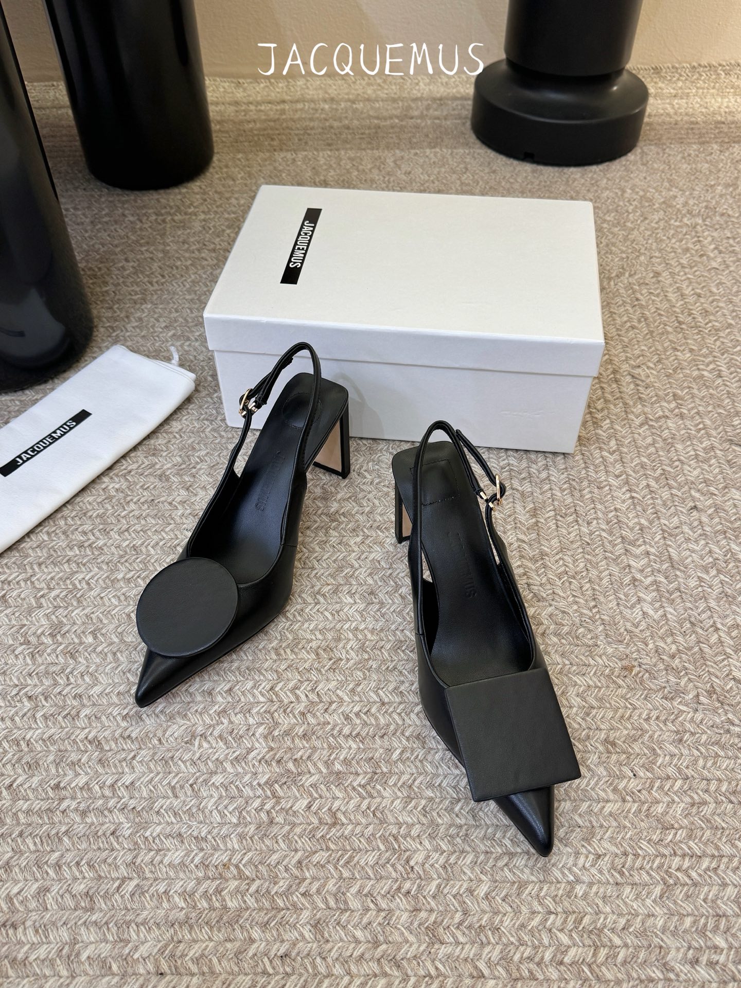 高跟JACQUEMU* 尖头后空凉鞋JACQUEMUS独特的方扣与圆扣设计，别致吸睛，尽品 优雅品味。细