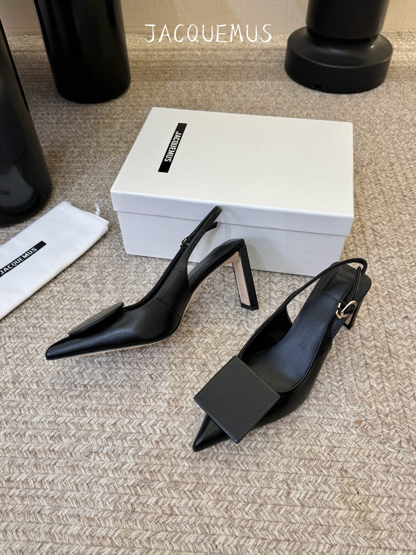 高跟JACQUEMU* 尖头后空凉鞋JACQUEMUS独特的方扣与圆扣设计，别致吸睛，尽品 优雅品味。细