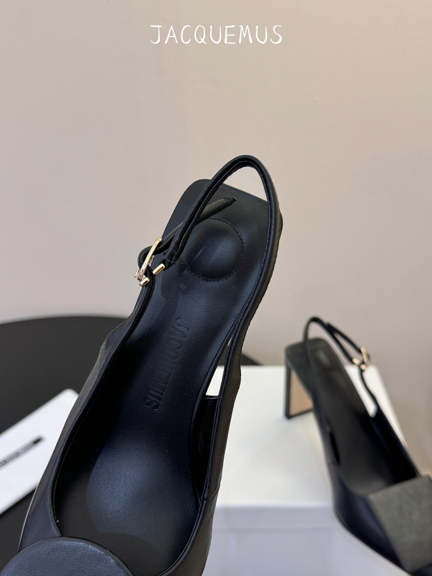 高跟JACQUEMU* 尖头后空凉鞋JACQUEMUS独特的方扣与圆扣设计，别致吸睛，尽品 优雅品味。细