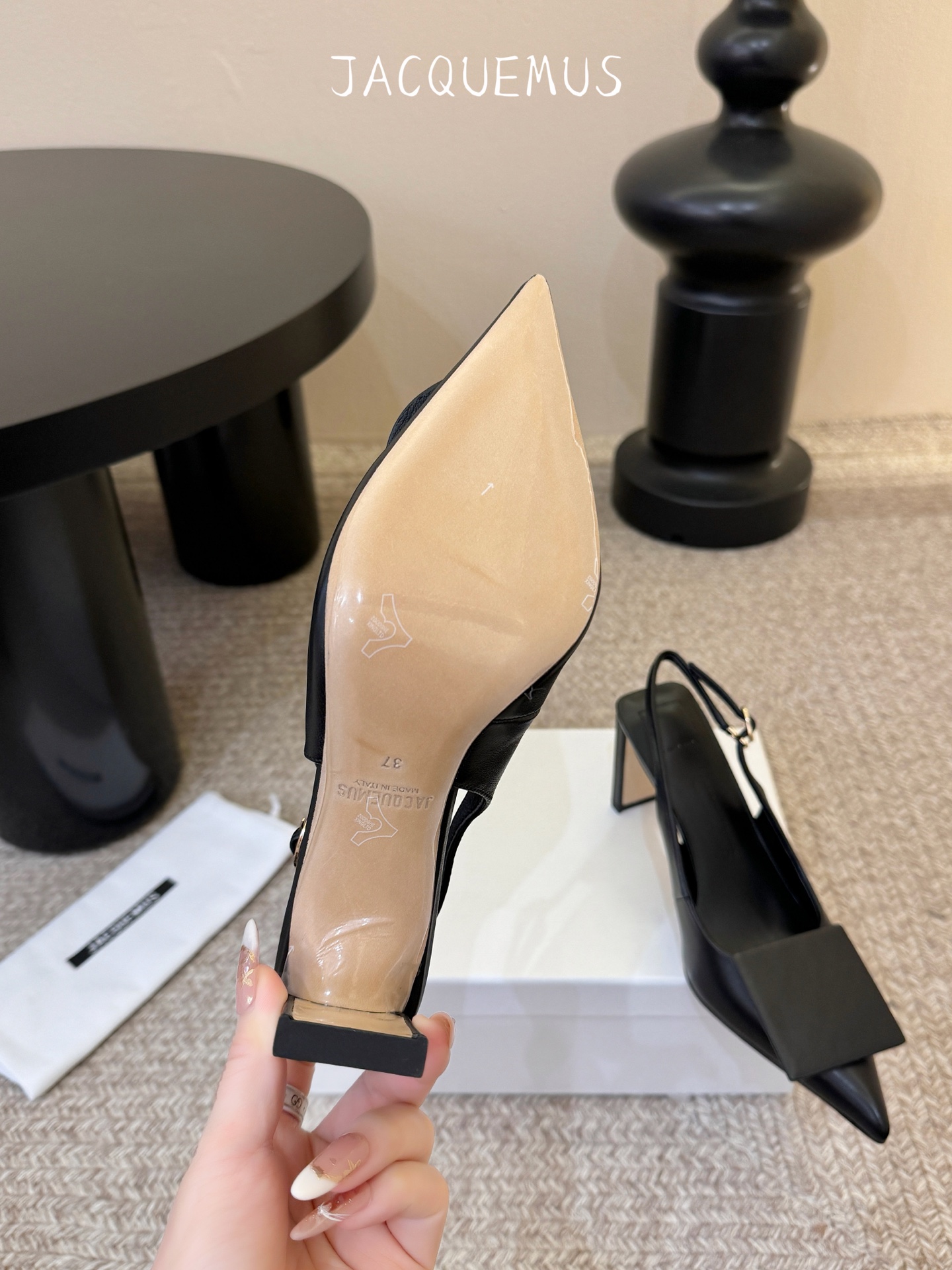 高跟JACQUEMU* 尖头后空凉鞋JACQUEMUS独特的方扣与圆扣设计，别致吸睛，尽品 优雅品味。细