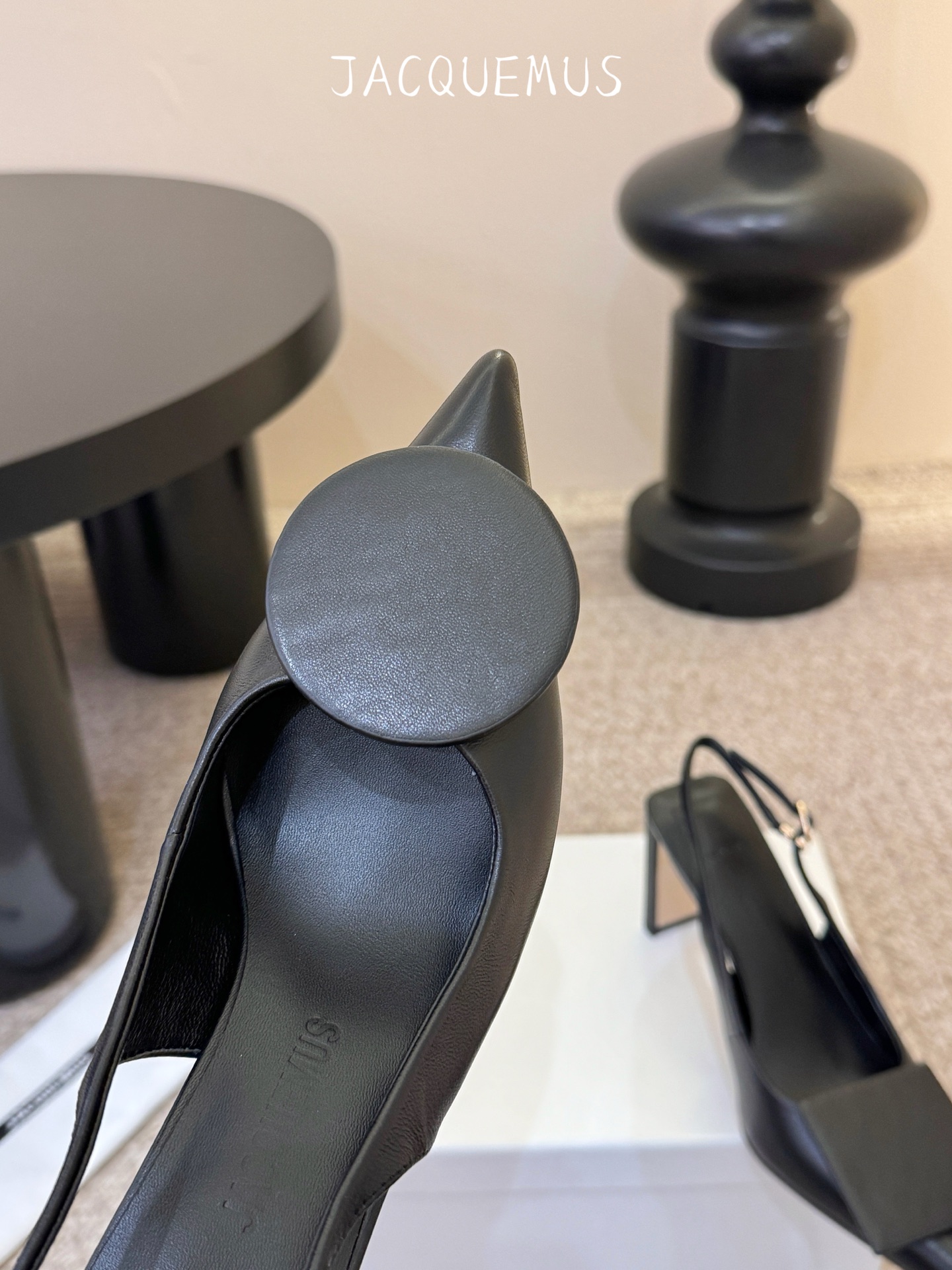 高跟JACQUEMU* 尖头后空凉鞋JACQUEMUS独特的方扣与圆扣设计，别致吸睛，尽品 优雅品味。细