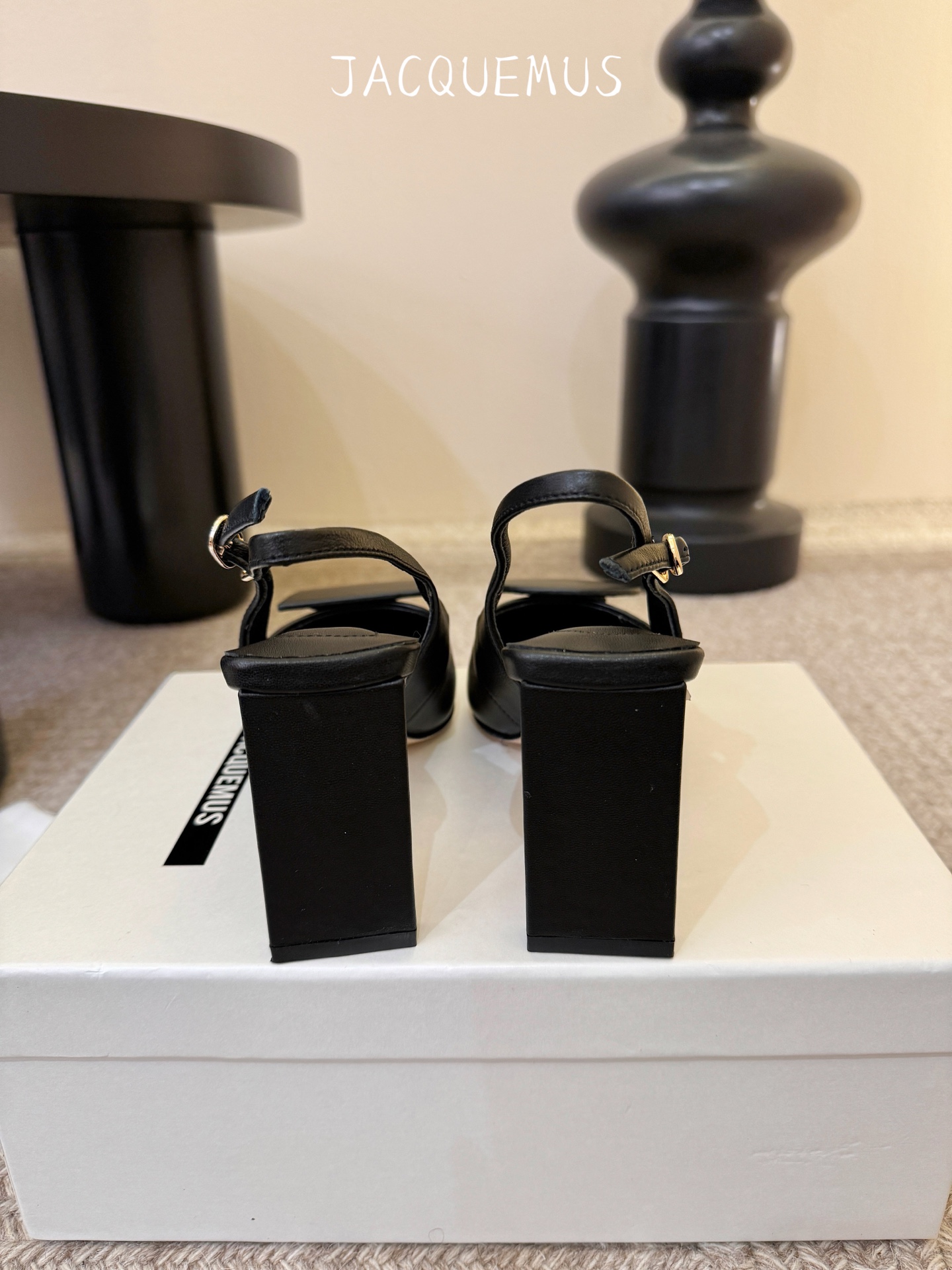 高跟JACQUEMU* 尖头后空凉鞋JACQUEMUS独特的方扣与圆扣设计，别致吸睛，尽品 优雅品味。细