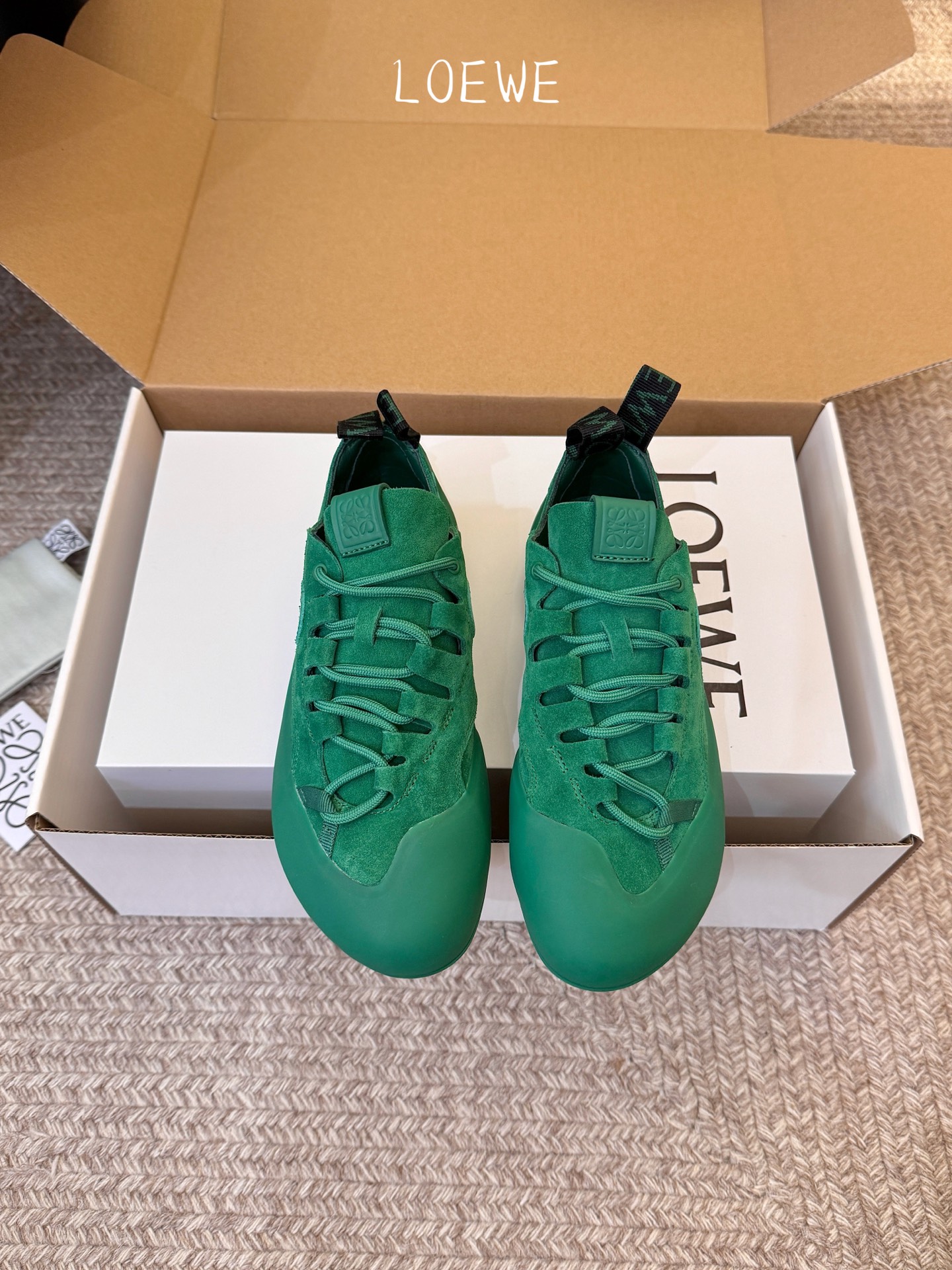 LOEW*早春新款复古技能运动鞋攀岩系列运动鞋，以专业攀岩鞋为灵感，将先锋机能美学与奢侈品牌的精致工艺完