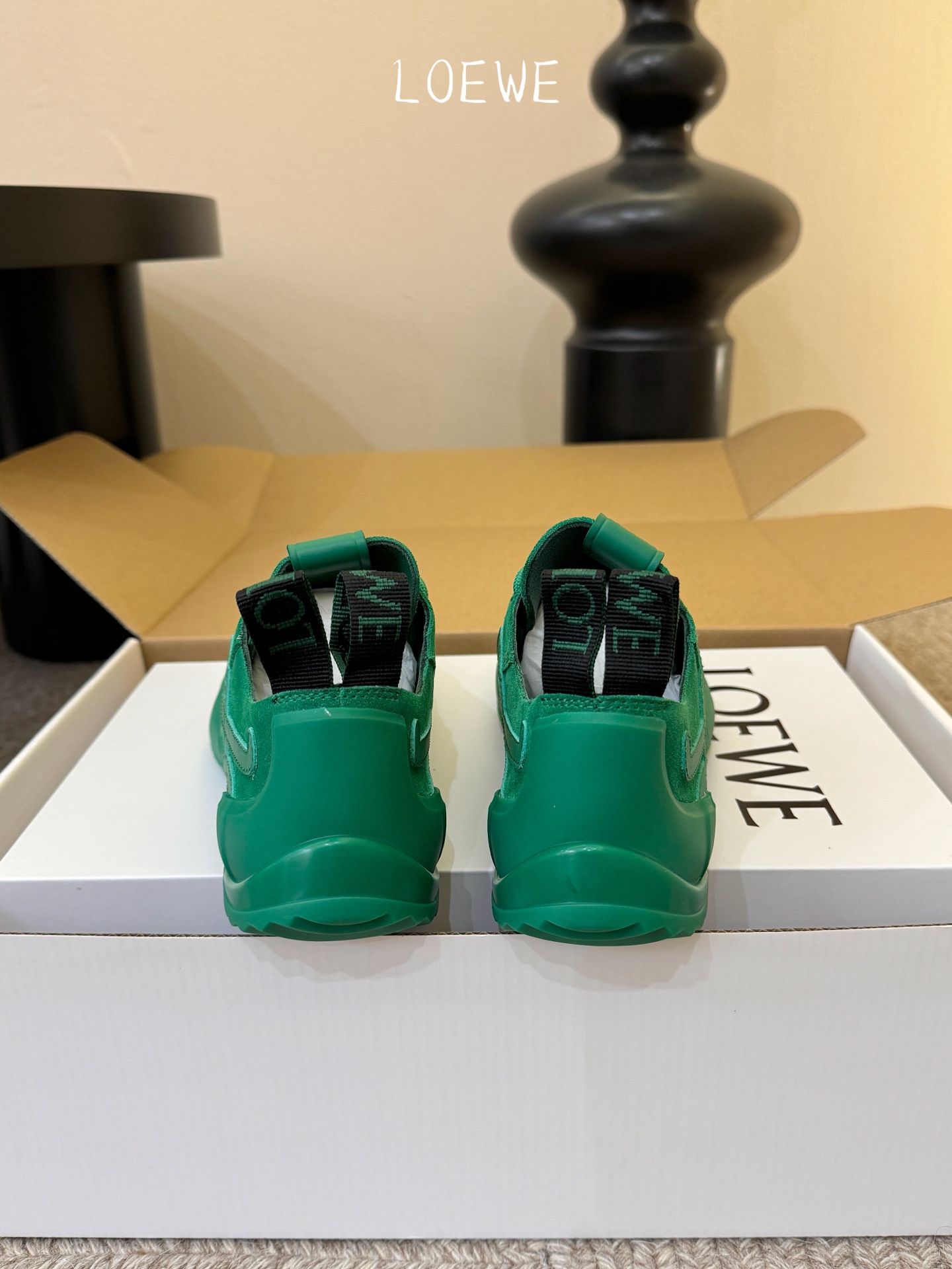 LOEW*早春新款复古技能运动鞋攀岩系列运动鞋，以专业攀岩鞋为灵感，将先锋机能美学与奢侈品牌的精致工艺完