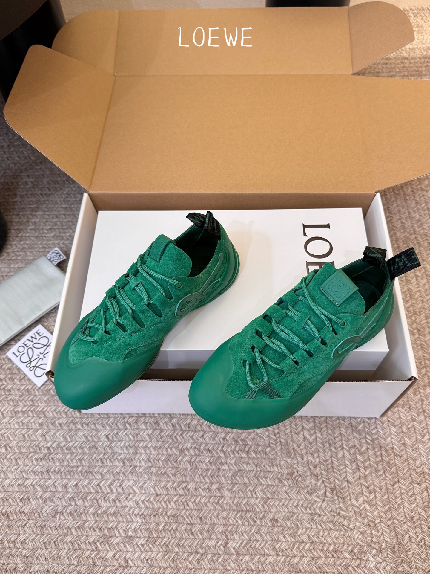 LOEW*早春新款复古技能运动鞋攀岩系列运动鞋，以专业攀岩鞋为灵感，将先锋机能美学与奢侈品牌的精致工艺完