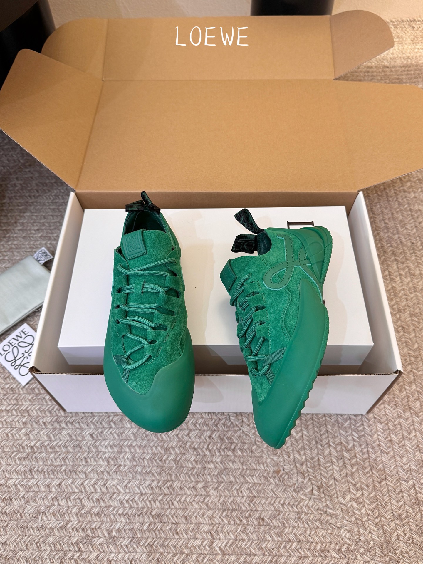 LOEW*早春新款复古技能运动鞋攀岩系列运动鞋，以专业攀岩鞋为灵感，将先锋机能美学与奢侈品牌的精致工艺完