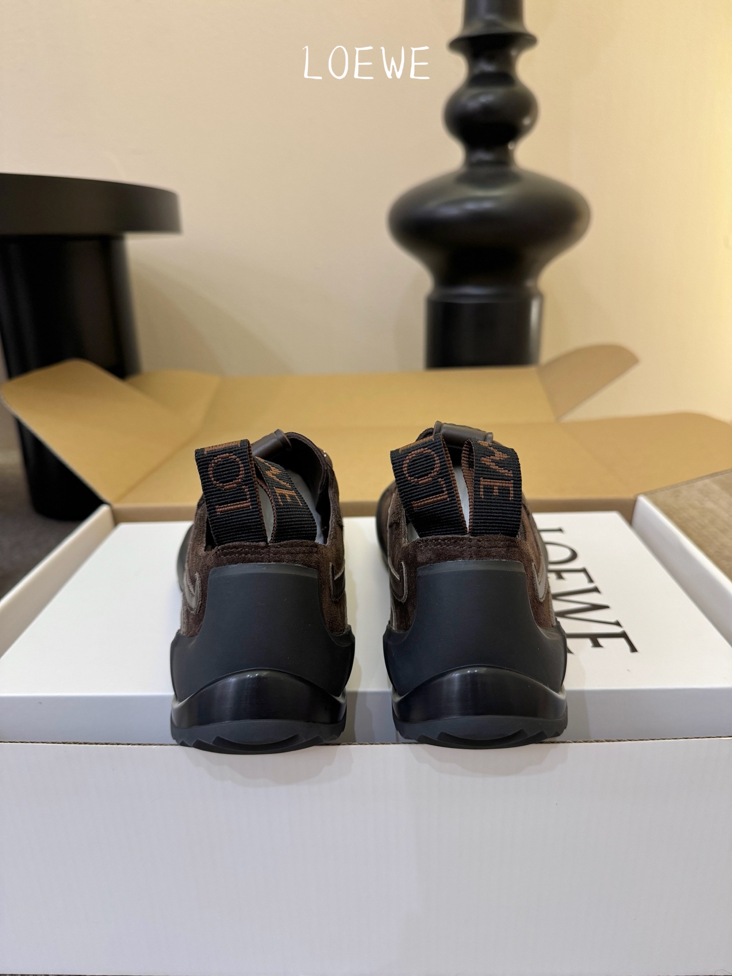 LOEW*早春新款复古技能运动鞋攀岩系列运动鞋，以专业攀岩鞋为灵感，将先锋机能美学与奢侈品牌的精致工艺完