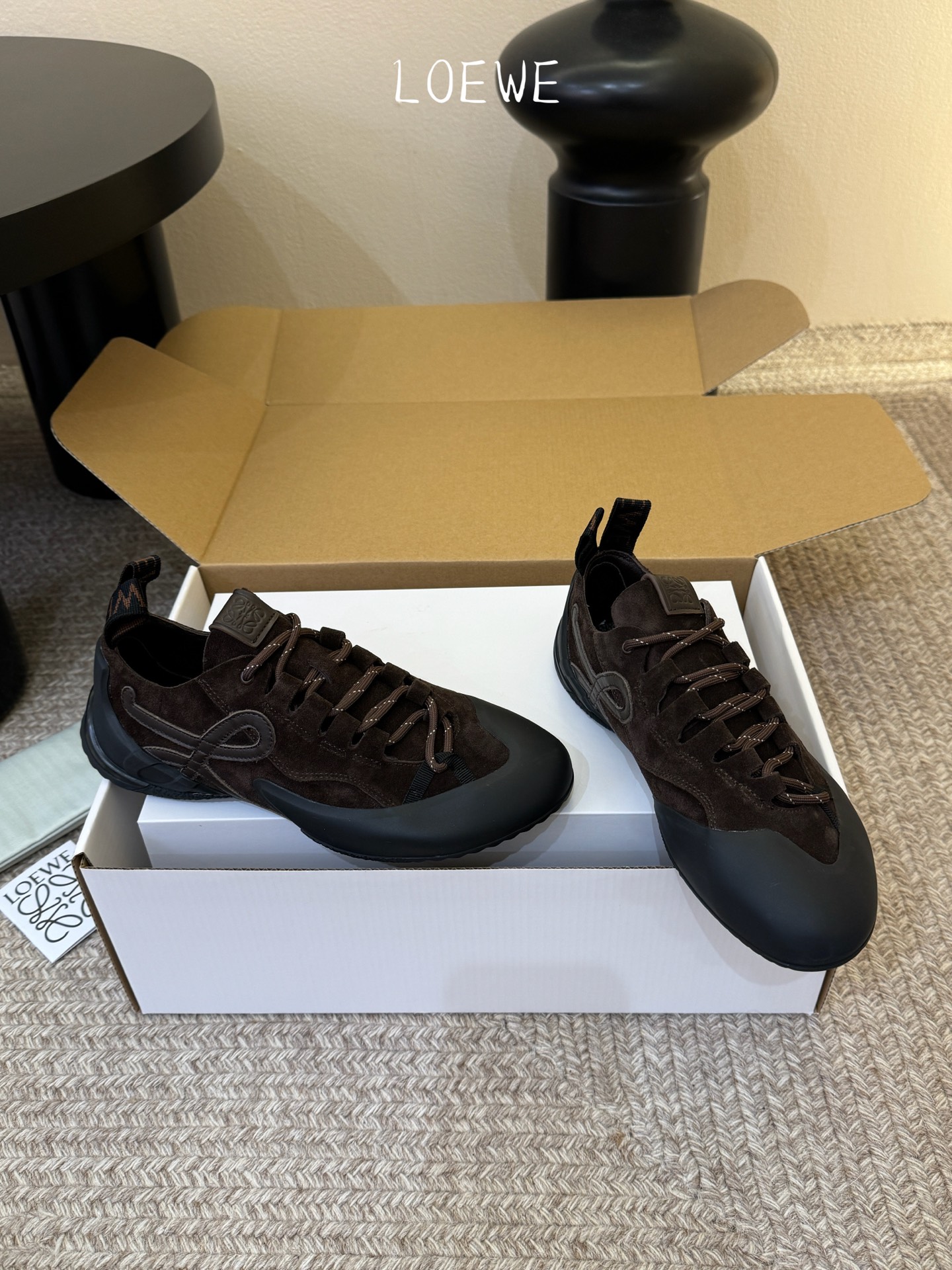 LOEW*早春新款复古技能运动鞋攀岩系列运动鞋，以专业攀岩鞋为灵感，将先锋机能美学与奢侈品牌的精致工艺完