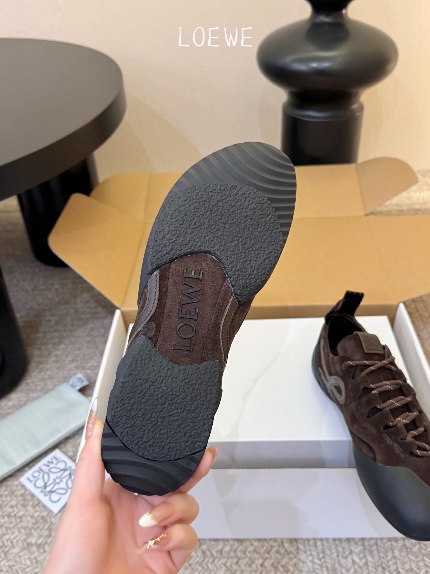 LOEW*早春新款复古技能运动鞋攀岩系列运动鞋，以专业攀岩鞋为灵感，将先锋机能美学与奢侈品牌的精致工艺完