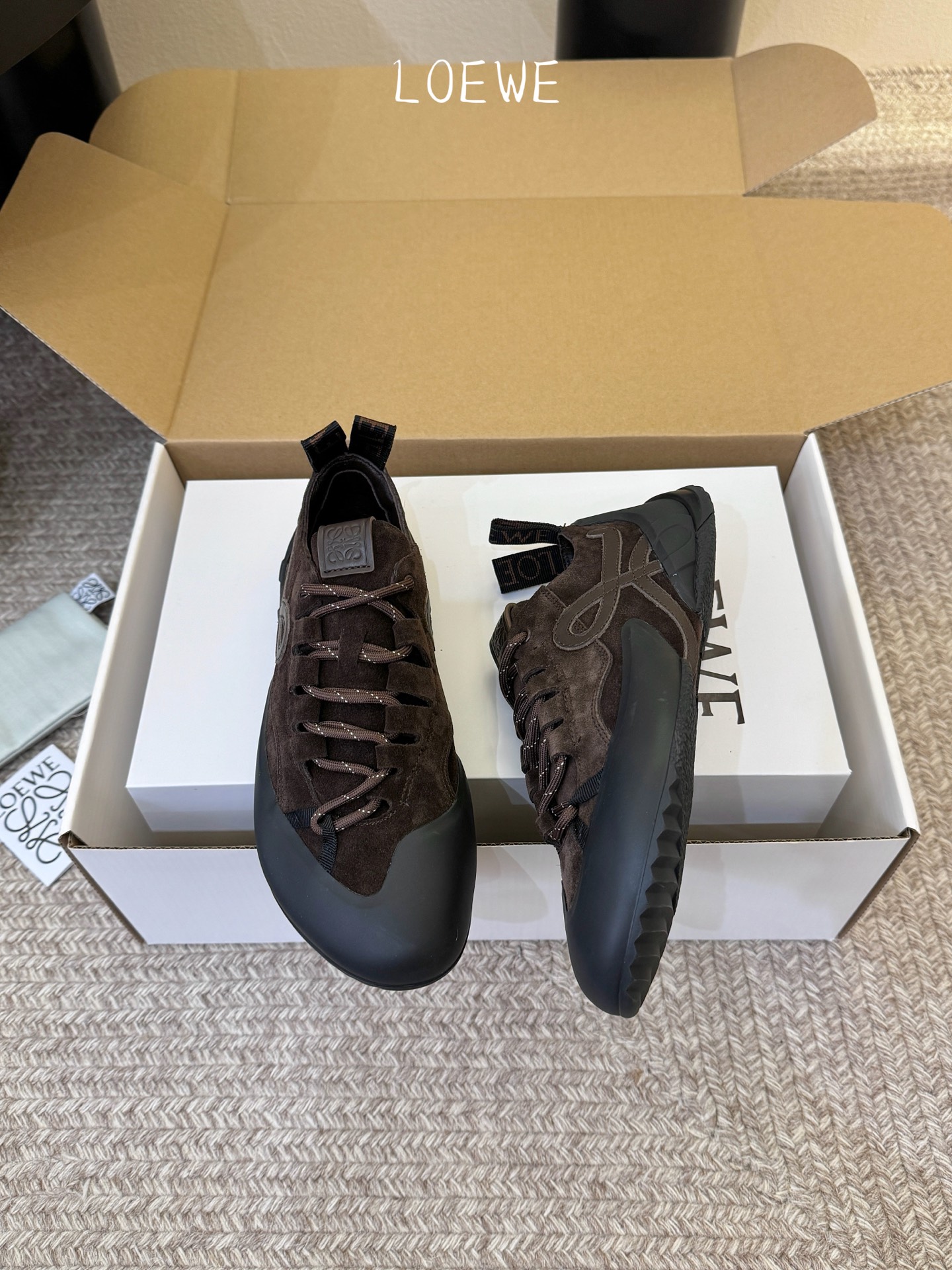 LOEW*早春新款复古技能运动鞋攀岩系列运动鞋，以专业攀岩鞋为灵感，将先锋机能美学与奢侈品牌的精致工艺完