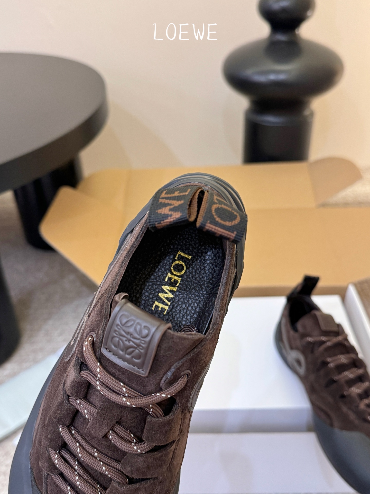 LOEW*早春新款复古技能运动鞋攀岩系列运动鞋，以专业攀岩鞋为灵感，将先锋机能美学与奢侈品牌的精致工艺完