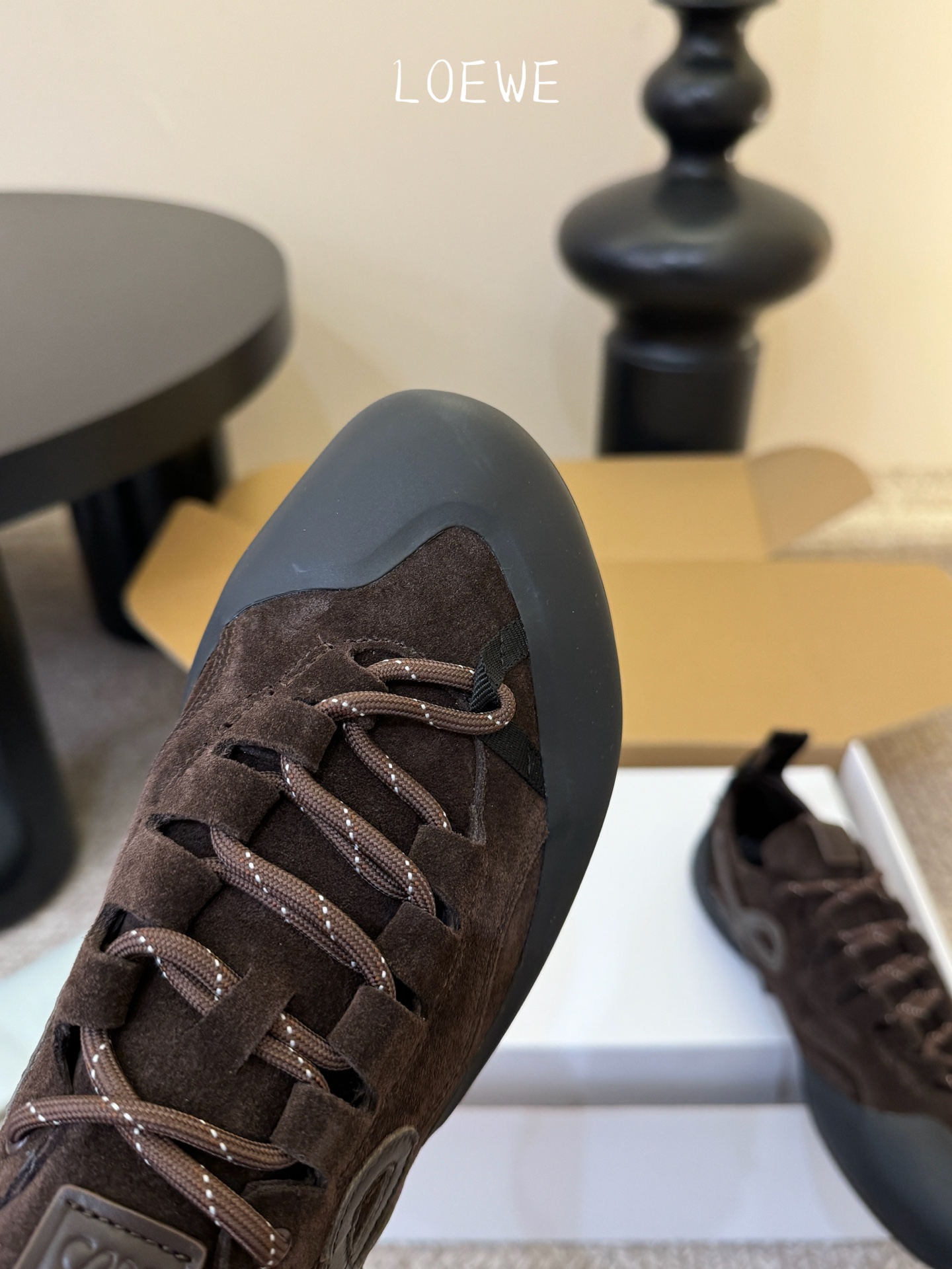 LOEW*早春新款复古技能运动鞋攀岩系列运动鞋，以专业攀岩鞋为灵感，将先锋机能美学与奢侈品牌的精致工艺完