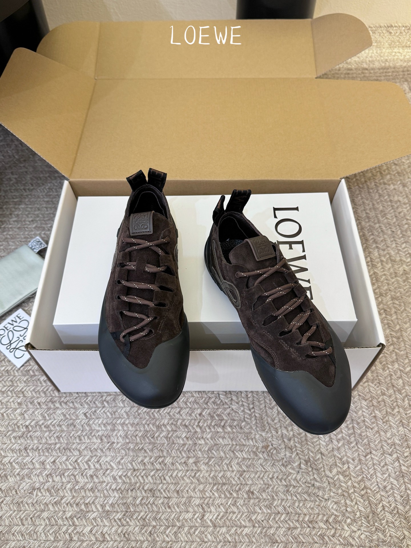 LOEW*早春新款复古技能运动鞋攀岩系列运动鞋，以专业攀岩鞋为灵感，将先锋机能美学与奢侈品牌的精致工艺完