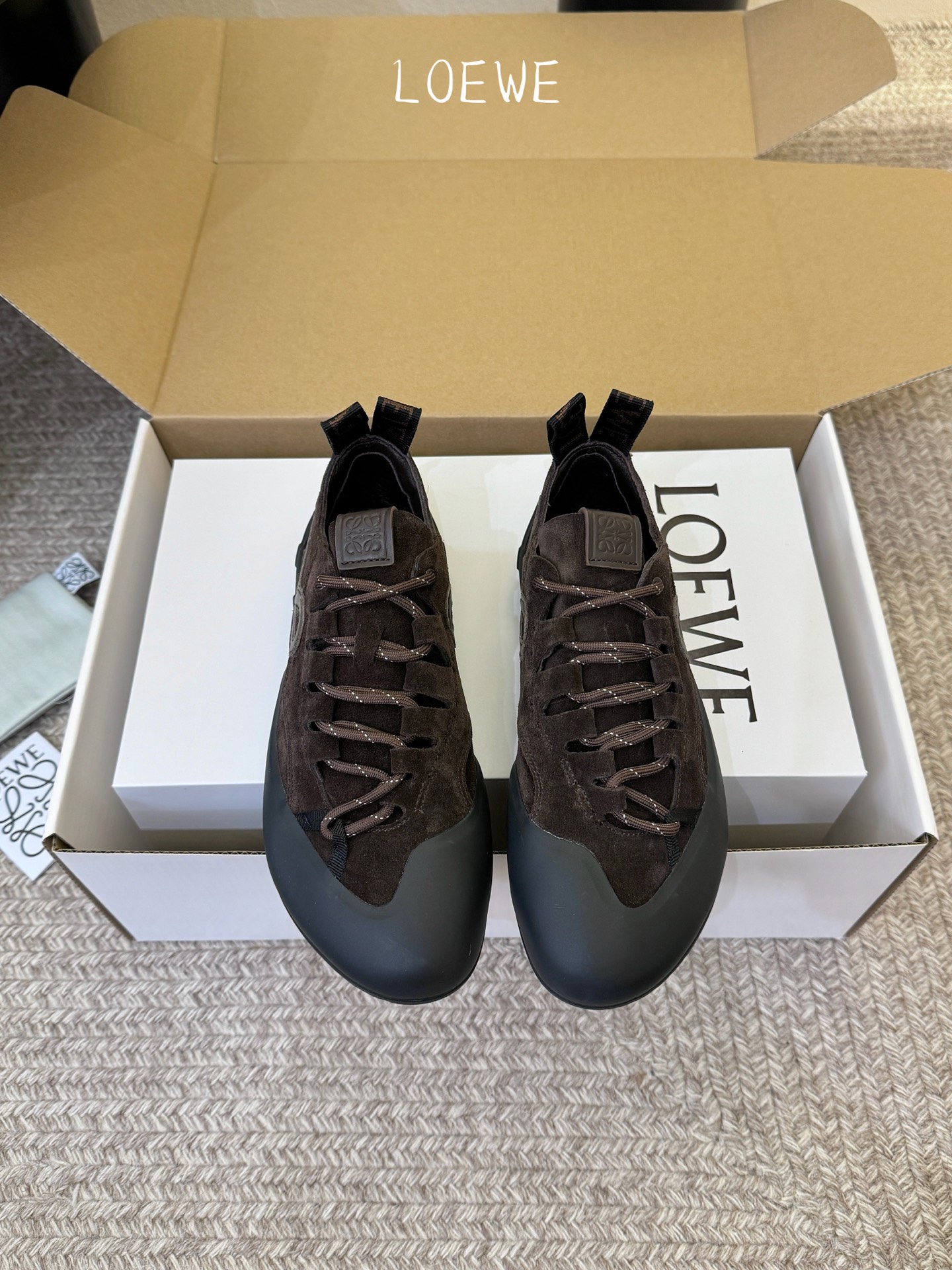 LOEW*早春新款复古技能运动鞋攀岩系列运动鞋，以专业攀岩鞋为灵感，将先锋机能美学与奢侈品牌的精致工艺完