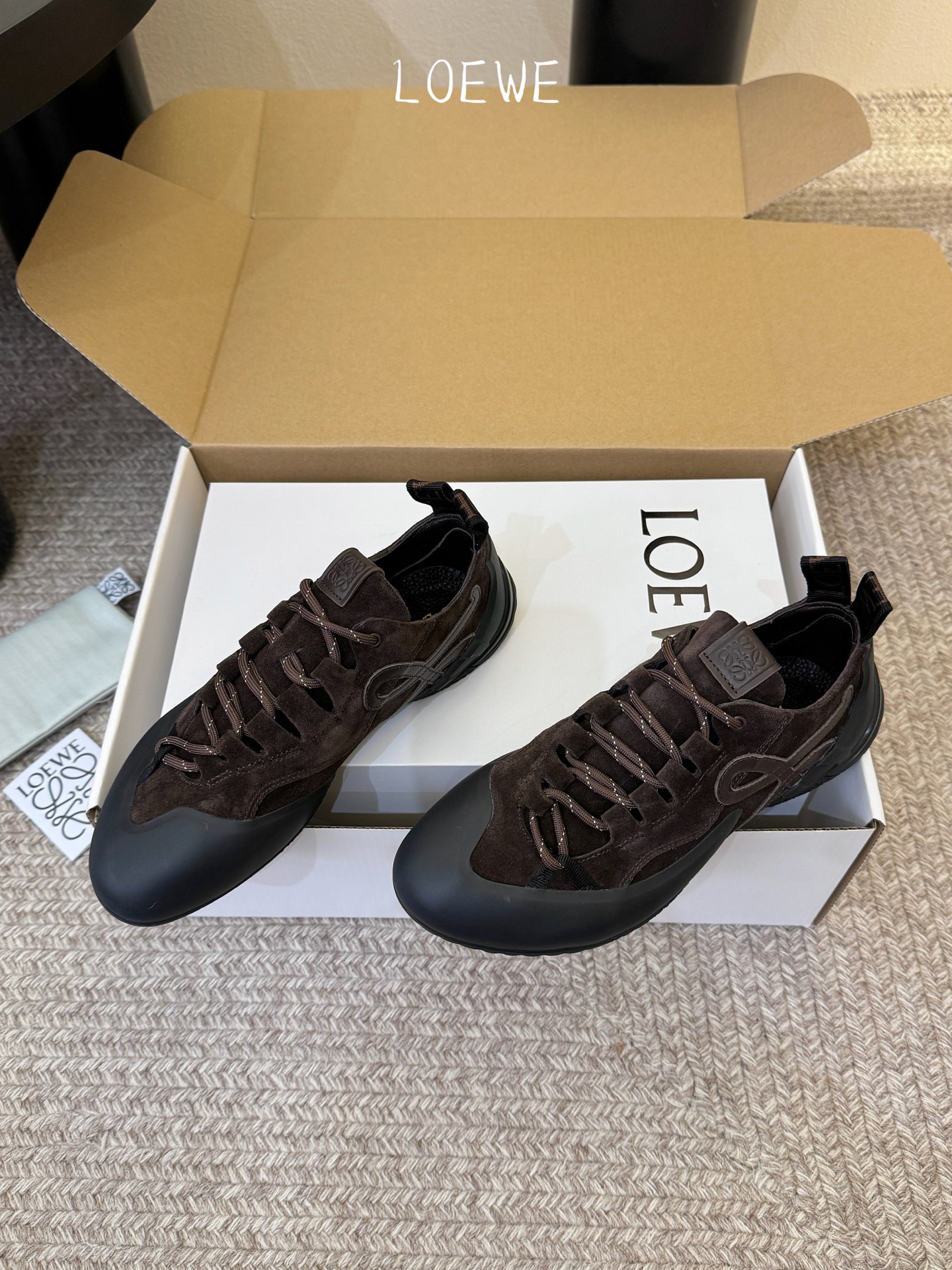 LOEW*早春新款复古技能运动鞋攀岩系列运动鞋，以专业攀岩鞋为灵感，将先锋机能美学与奢侈品牌的精致工艺完