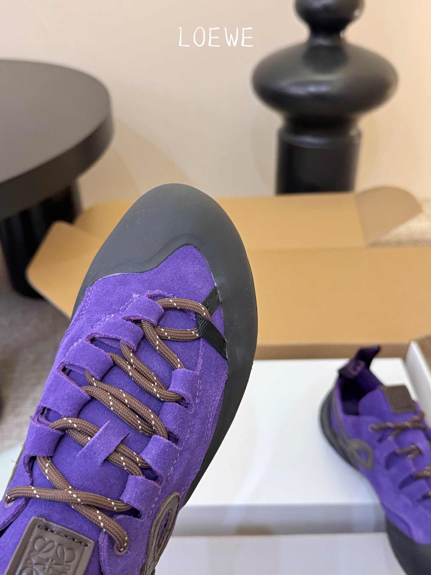 LOEW*早春新款复古技能运动鞋攀岩系列运动鞋，以专业攀岩鞋为灵感，将先锋机能美学与奢侈品牌的精致工艺完