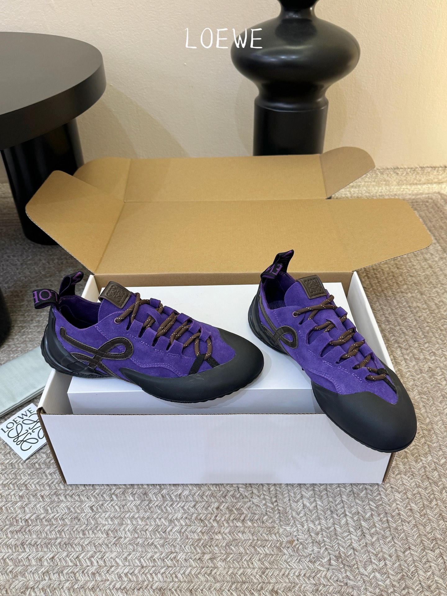 LOEW*早春新款复古技能运动鞋攀岩系列运动鞋，以专业攀岩鞋为灵感，将先锋机能美学与奢侈品牌的精致工艺完