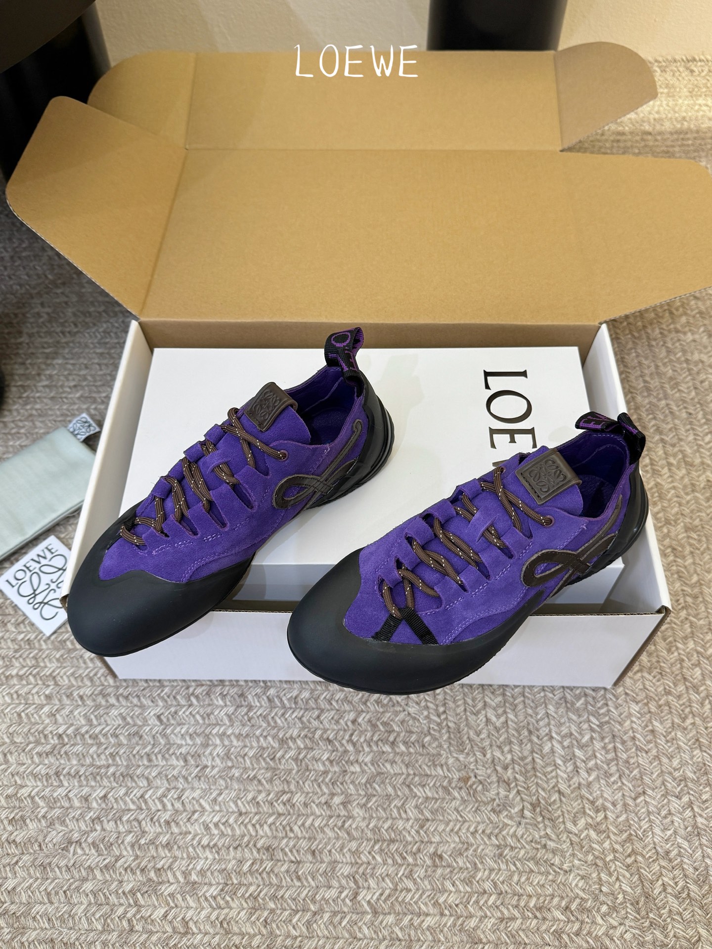 LOEW*早春新款复古技能运动鞋攀岩系列运动鞋，以专业攀岩鞋为灵感，将先锋机能美学与奢侈品牌的精致工艺完