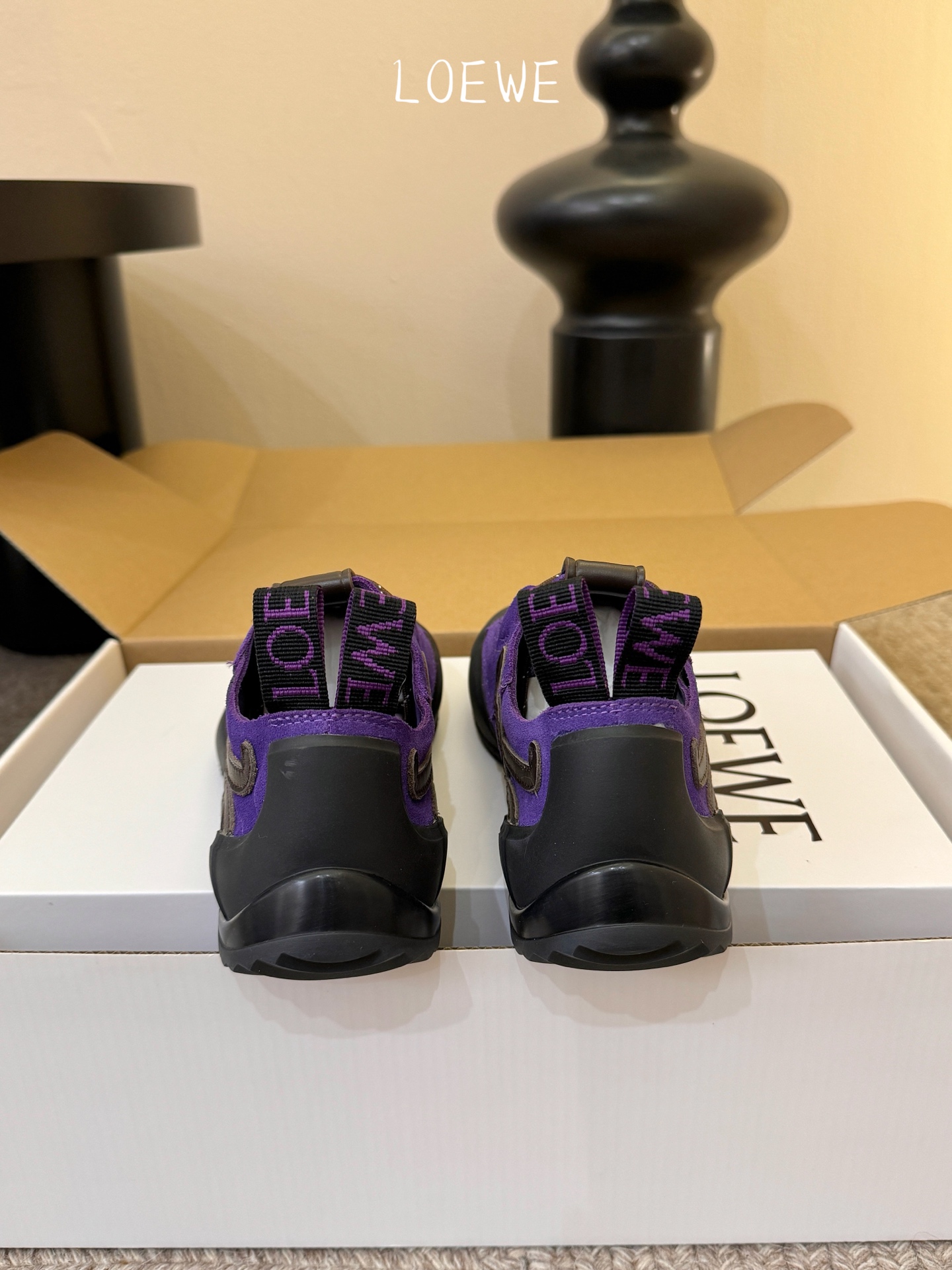 LOEW*早春新款复古技能运动鞋攀岩系列运动鞋，以专业攀岩鞋为灵感，将先锋机能美学与奢侈品牌的精致工艺完