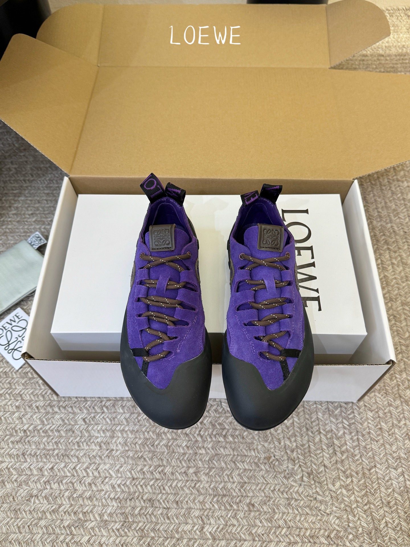 LOEW*早春新款复古技能运动鞋攀岩系列运动鞋，以专业攀岩鞋为灵感，将先锋机能美学与奢侈品牌的精致工艺完