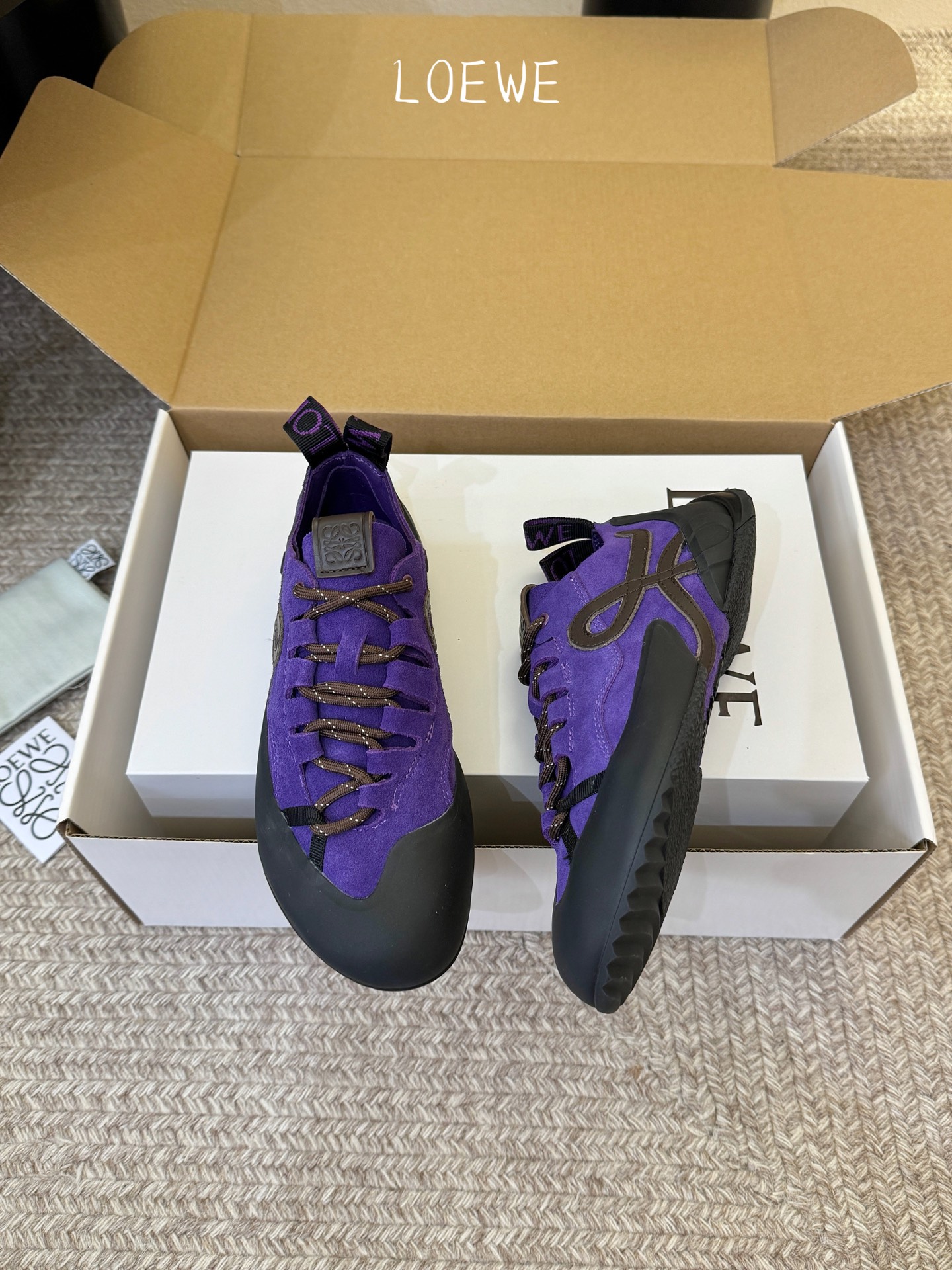 LOEW*早春新款复古技能运动鞋攀岩系列运动鞋，以专业攀岩鞋为灵感，将先锋机能美学与奢侈品牌的精致工艺完