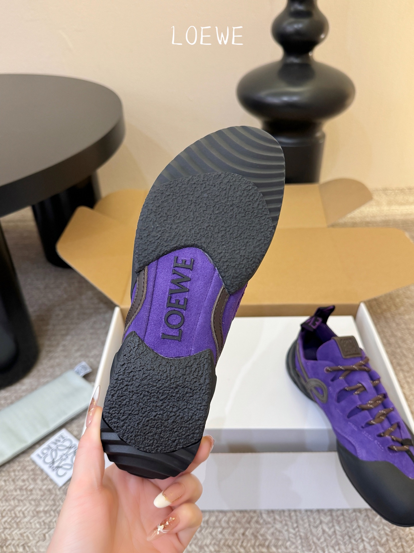 LOEW*早春新款复古技能运动鞋攀岩系列运动鞋，以专业攀岩鞋为灵感，将先锋机能美学与奢侈品牌的精致工艺完