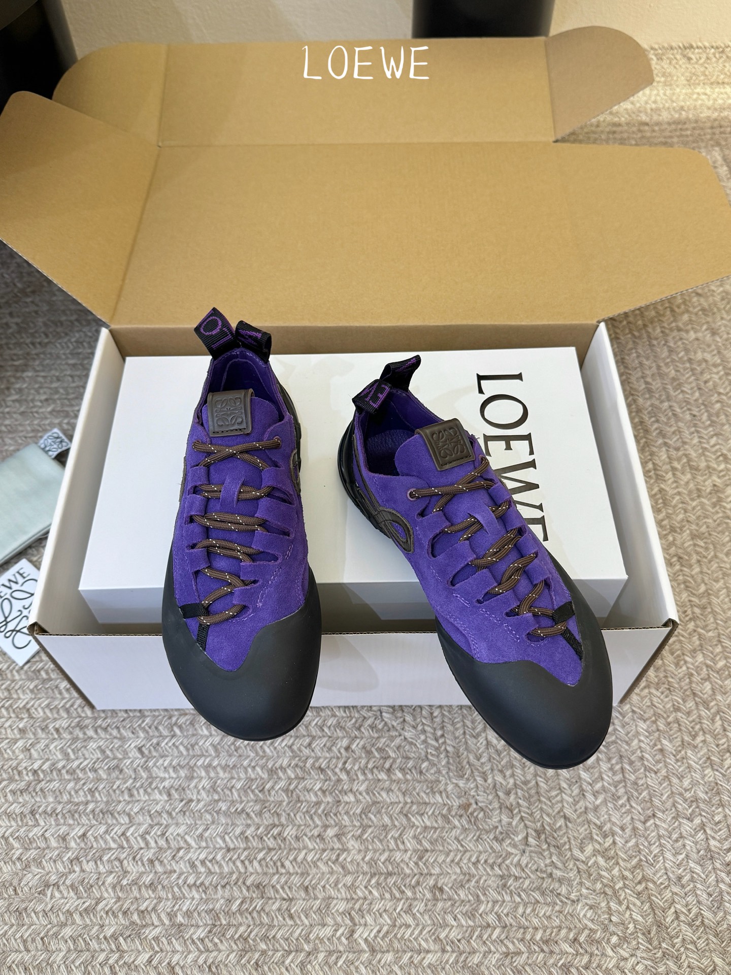 LOEW*早春新款复古技能运动鞋攀岩系列运动鞋，以专业攀岩鞋为灵感，将先锋机能美学与奢侈品牌的精致工艺完