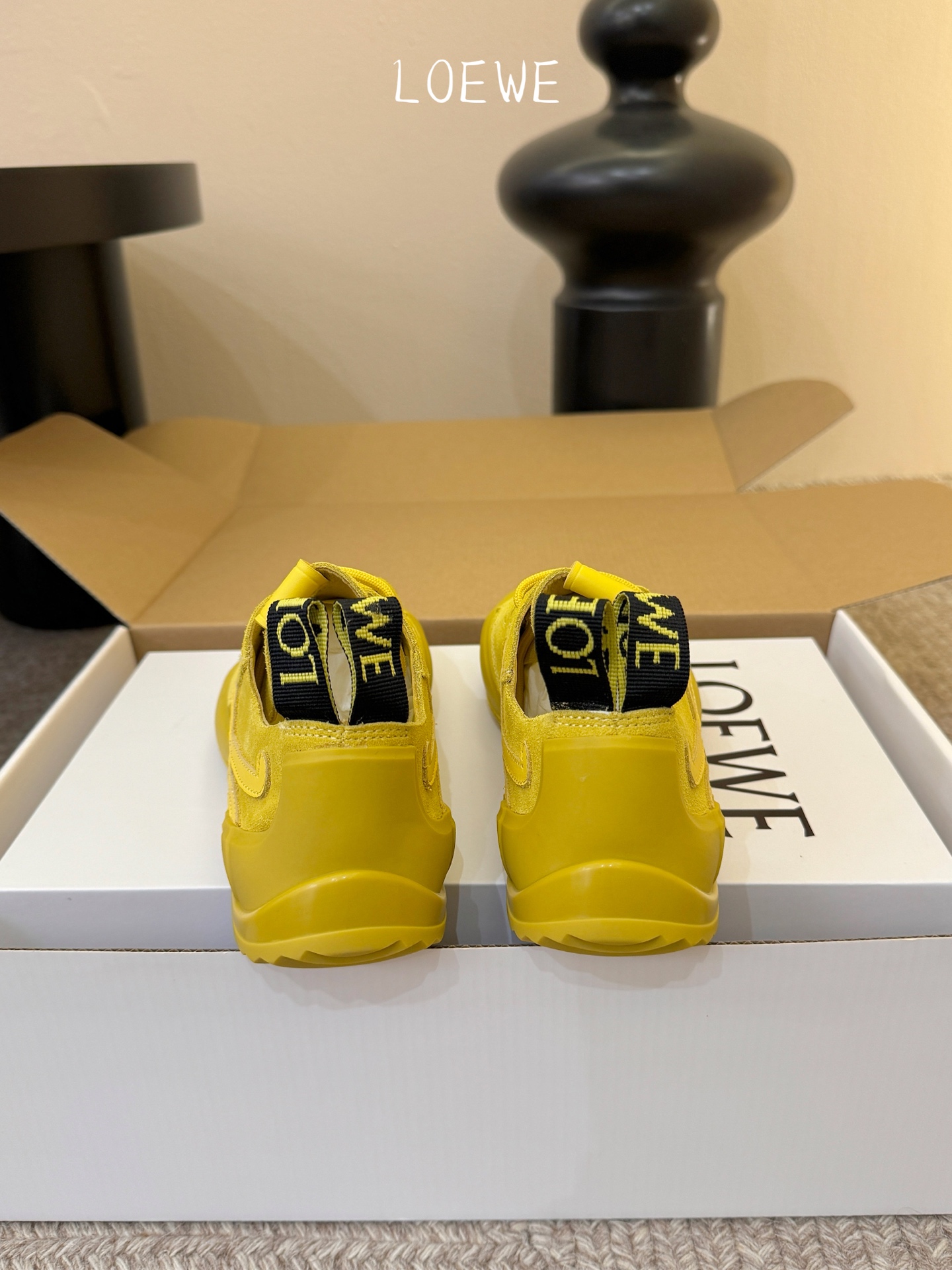 LOEW*早春新款复古技能运动鞋攀岩系列运动鞋，以专业攀岩鞋为灵感，将先锋机能美学与奢侈品牌的精致工艺完