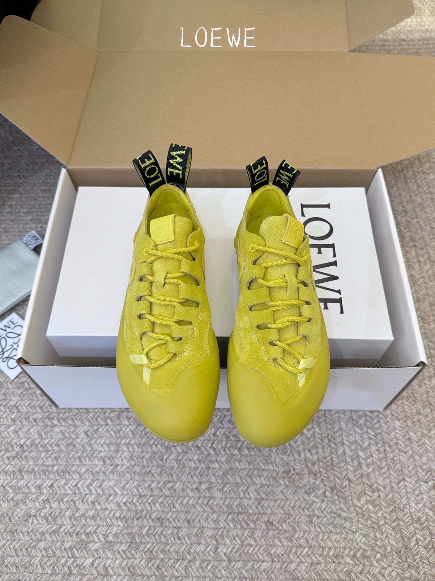 LOEW*早春新款复古技能运动鞋攀岩系列运动鞋，以专业攀岩鞋为灵感，将先锋机能美学与奢侈品牌的精致工艺完