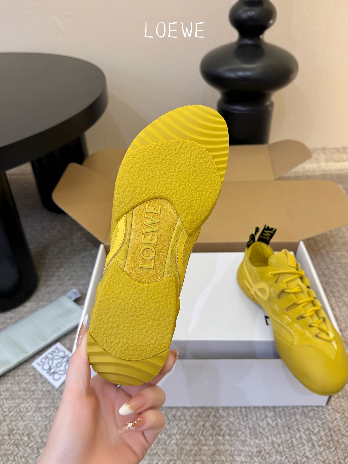 LOEW*早春新款复古技能运动鞋攀岩系列运动鞋，以专业攀岩鞋为灵感，将先锋机能美学与奢侈品牌的精致工艺完