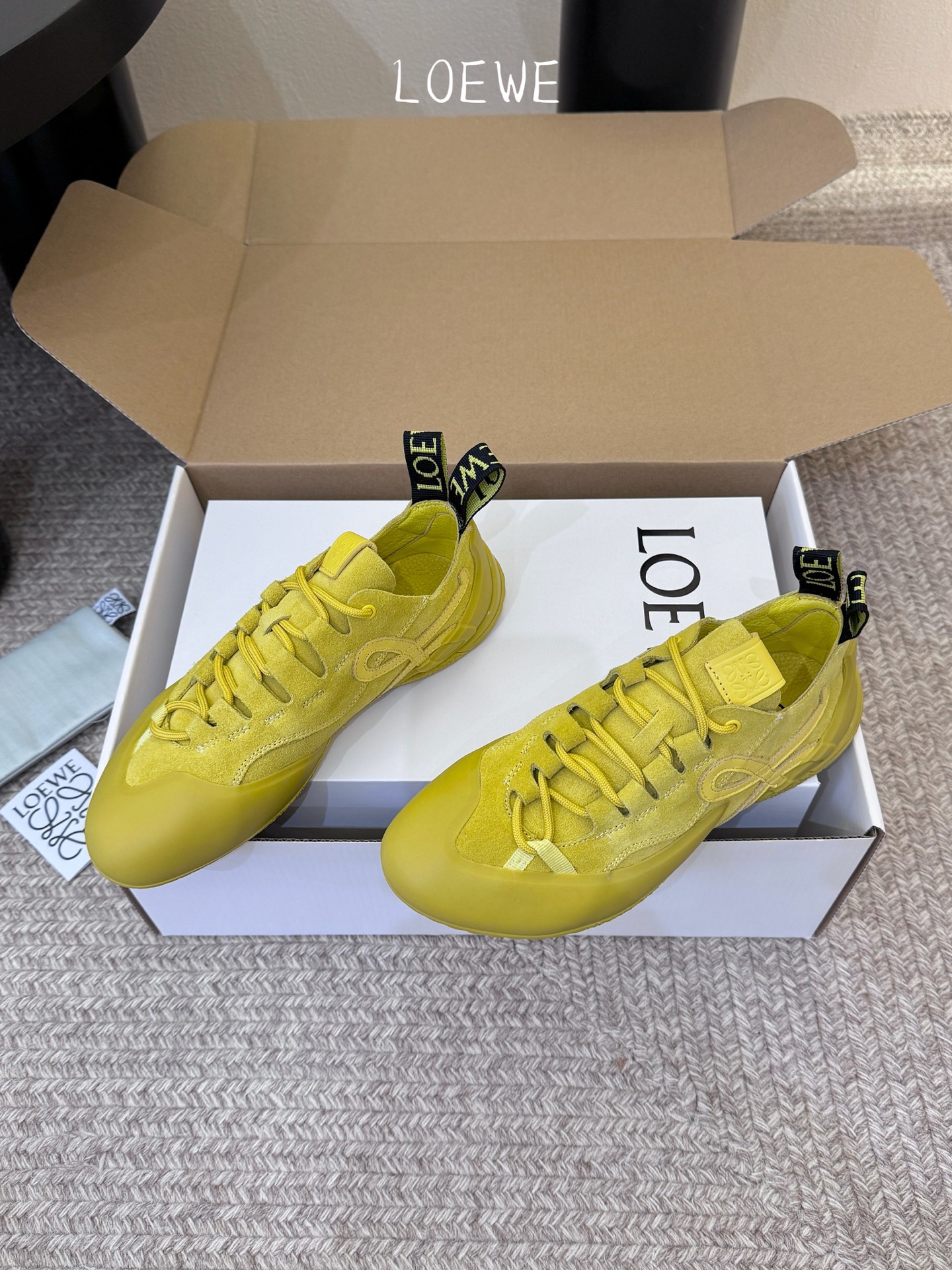 LOEW*早春新款复古技能运动鞋攀岩系列运动鞋，以专业攀岩鞋为灵感，将先锋机能美学与奢侈品牌的精致工艺完