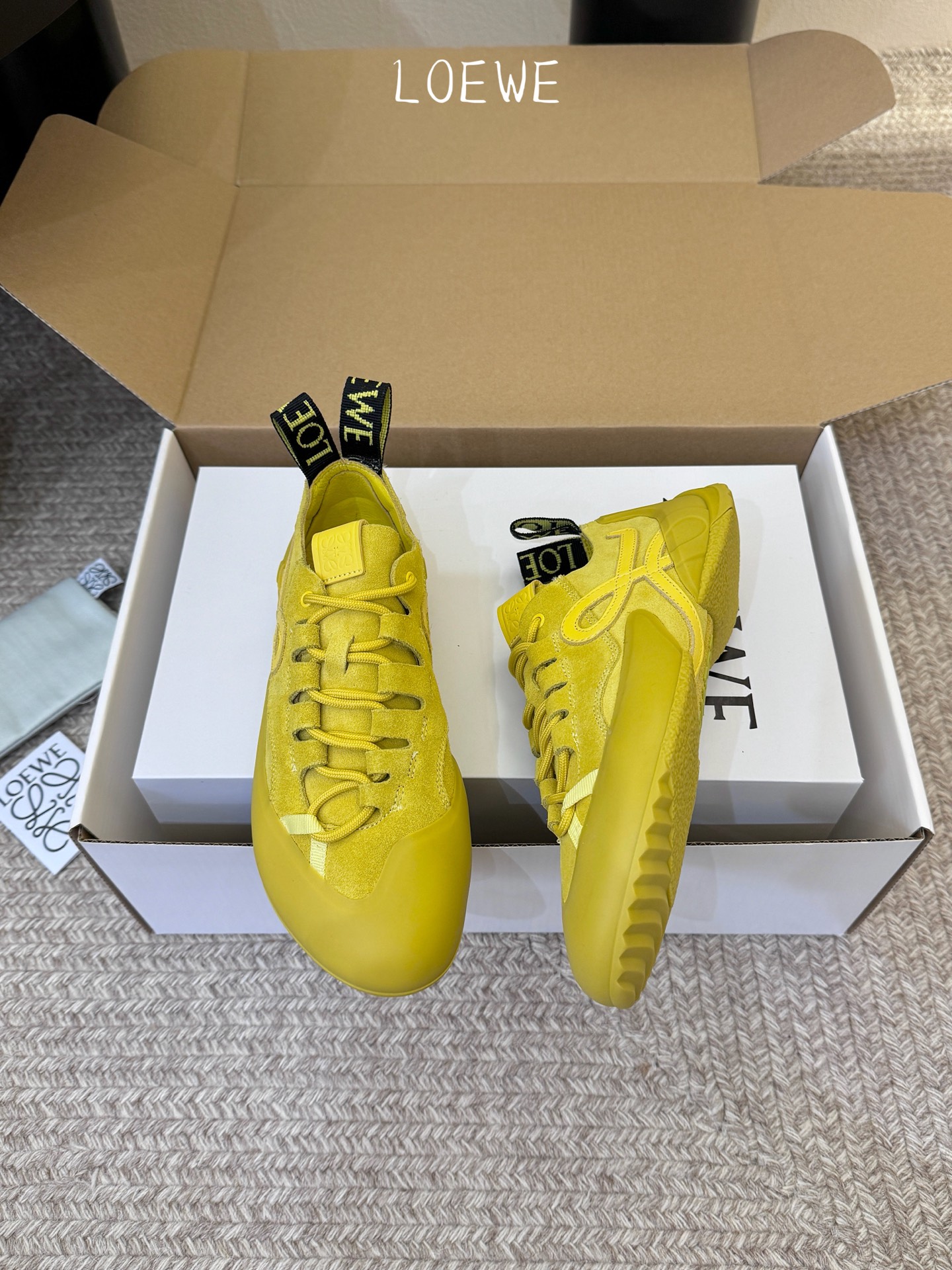 LOEW*早春新款复古技能运动鞋攀岩系列运动鞋，以专业攀岩鞋为灵感，将先锋机能美学与奢侈品牌的精致工艺完