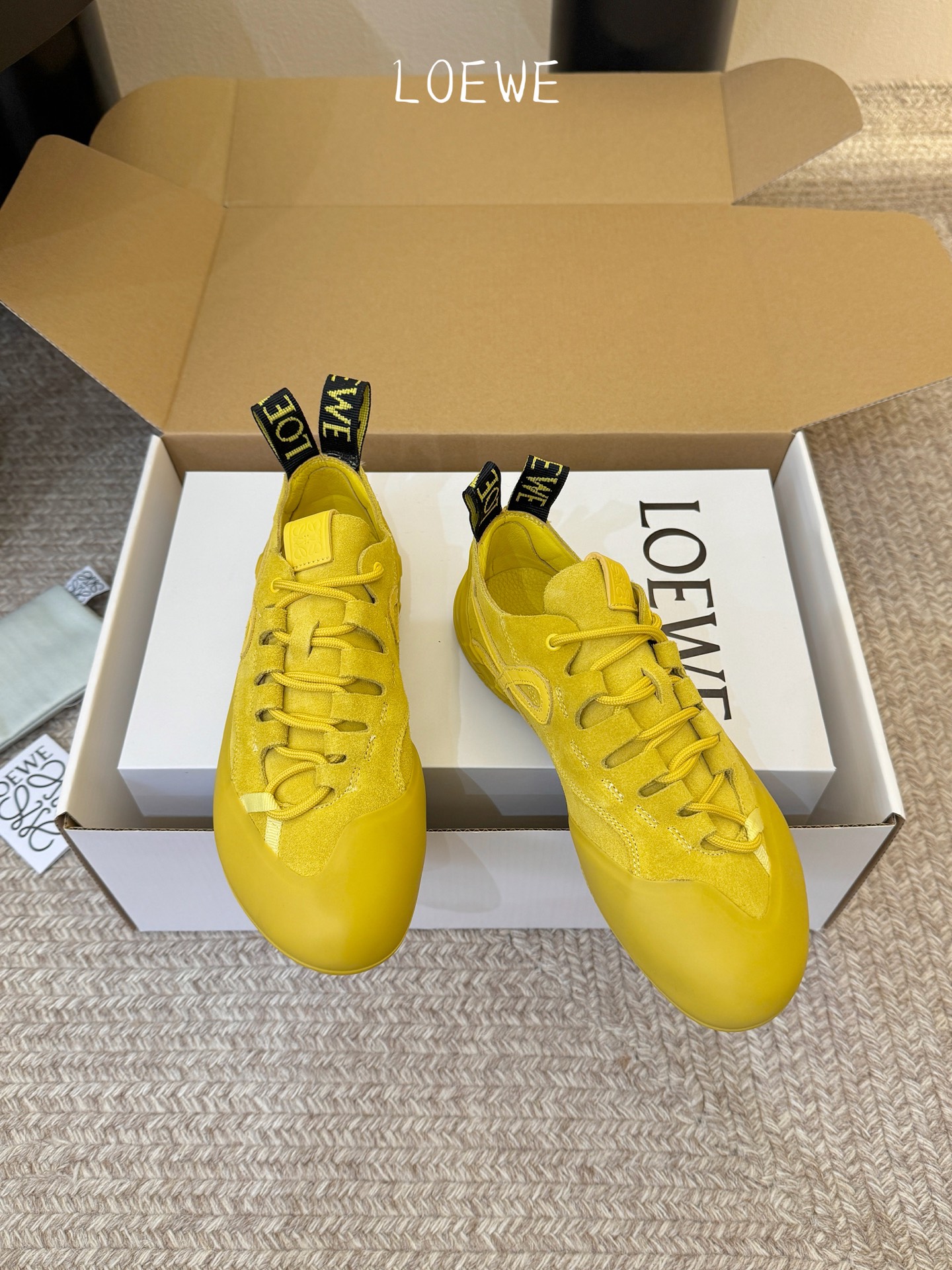 LOEW*早春新款复古技能运动鞋攀岩系列运动鞋，以专业攀岩鞋为灵感，将先锋机能美学与奢侈品牌的精致工艺完