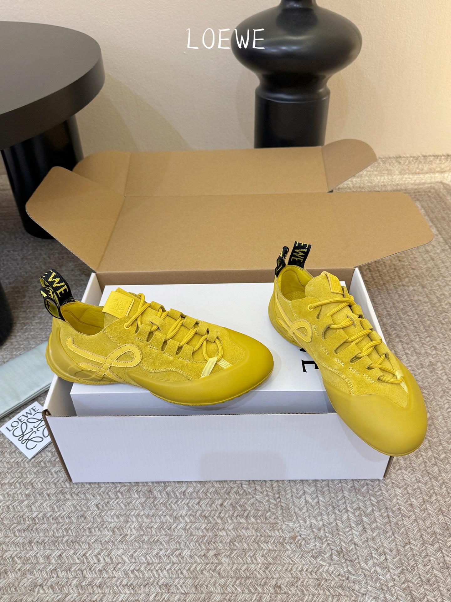 LOEW*早春新款复古技能运动鞋攀岩系列运动鞋，以专业攀岩鞋为灵感，将先锋机能美学与奢侈品牌的精致工艺完