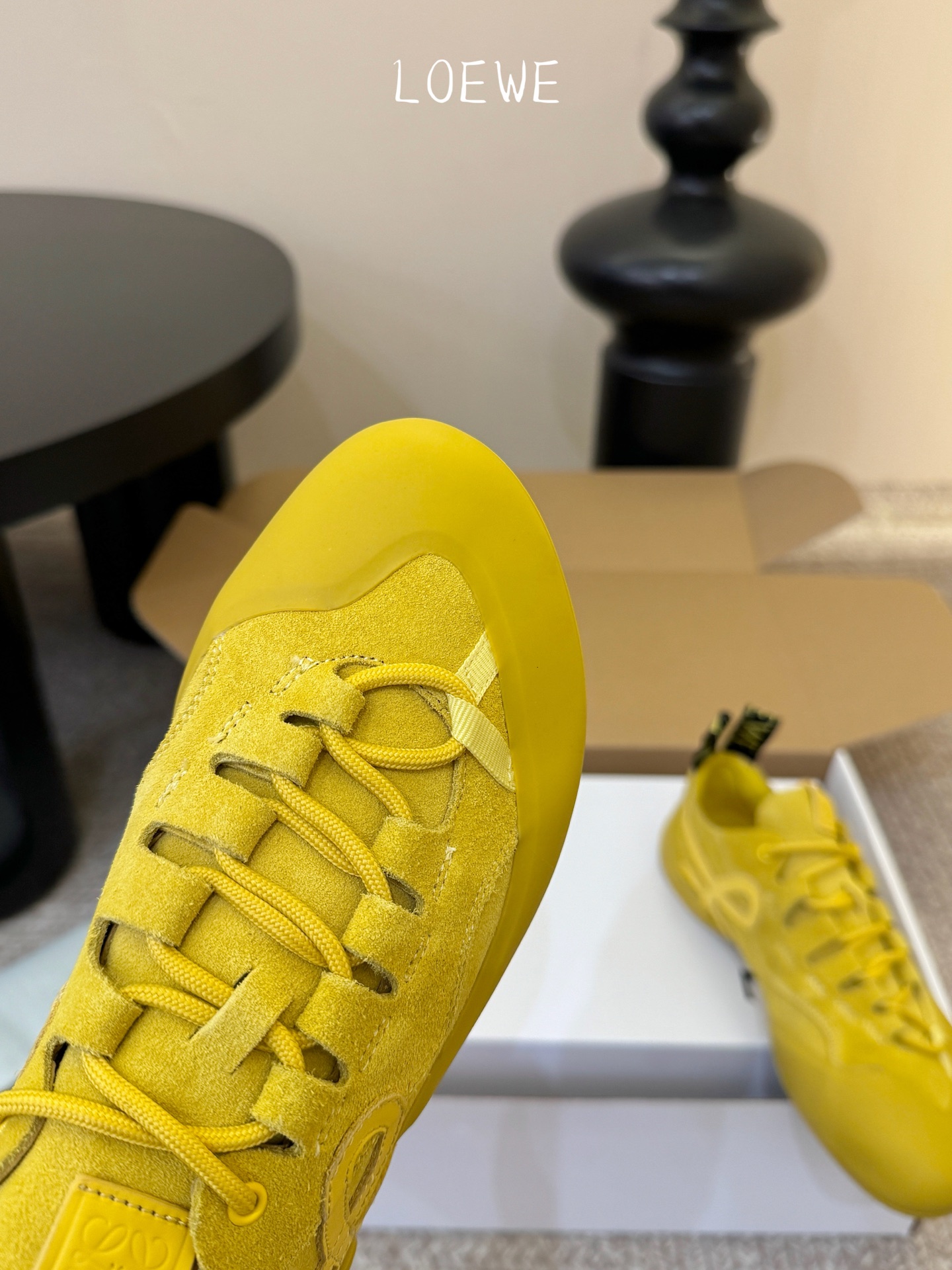 LOEW*早春新款复古技能运动鞋攀岩系列运动鞋，以专业攀岩鞋为灵感，将先锋机能美学与奢侈品牌的精致工艺完
