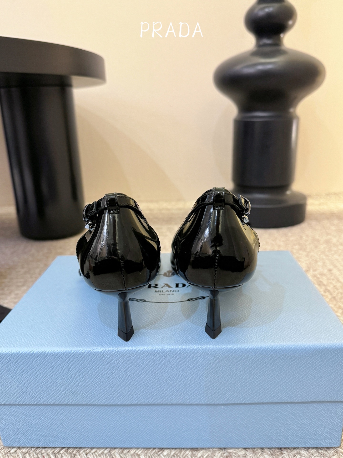 下单备注跟度7.5cm跟5.5cmPrad *26ss早春新款尖头绑带蝴蝶结高跟鞋尖头绑带高跟鞋，是优雅