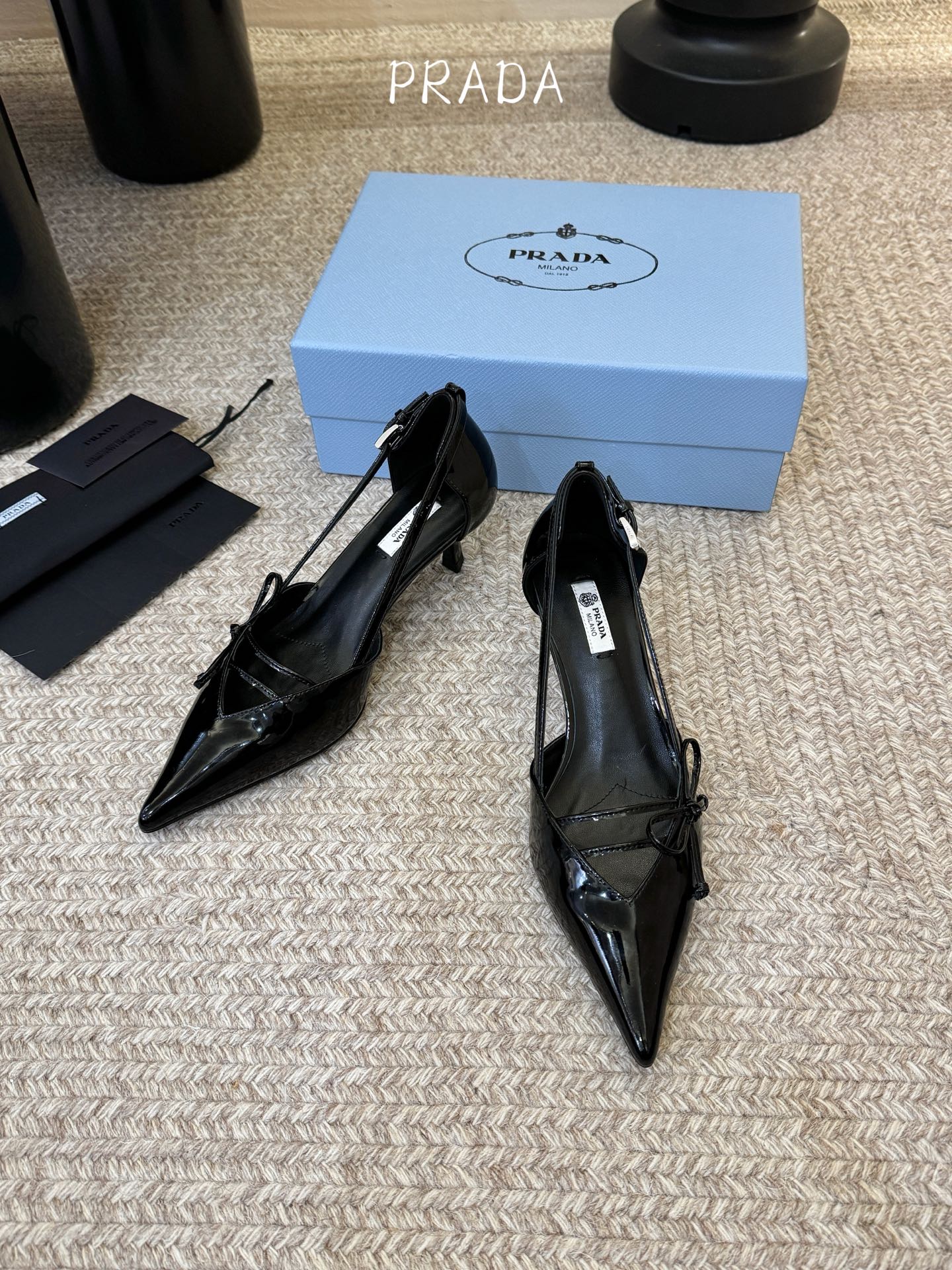 下单备注跟度7.5cm跟5.5cmPrad *26ss早春新款尖头绑带蝴蝶结高跟鞋尖头绑带高跟鞋，是优雅