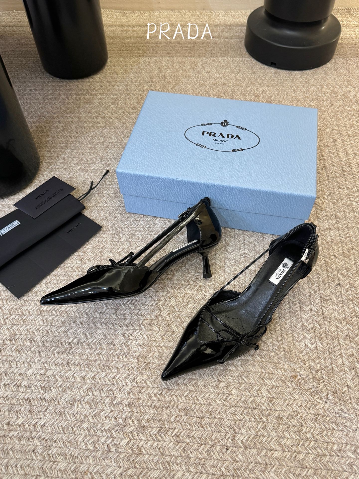 下单备注跟度7.5cm跟5.5cmPrad *26ss早春新款尖头绑带蝴蝶结高跟鞋尖头绑带高跟鞋，是优雅