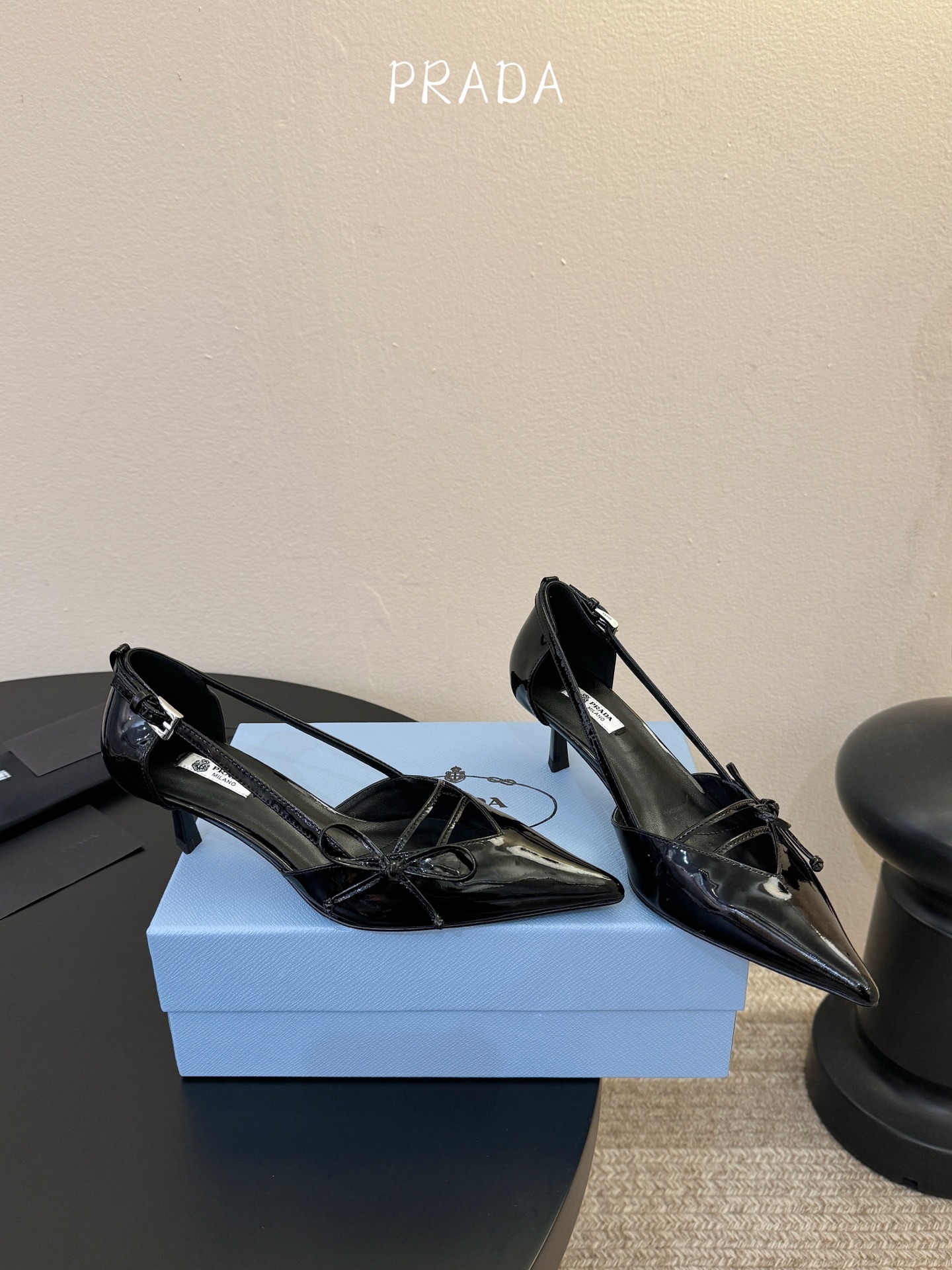 下单备注跟度7.5cm跟5.5cmPrad *26ss早春新款尖头绑带蝴蝶结高跟鞋尖头绑带高跟鞋，是优雅