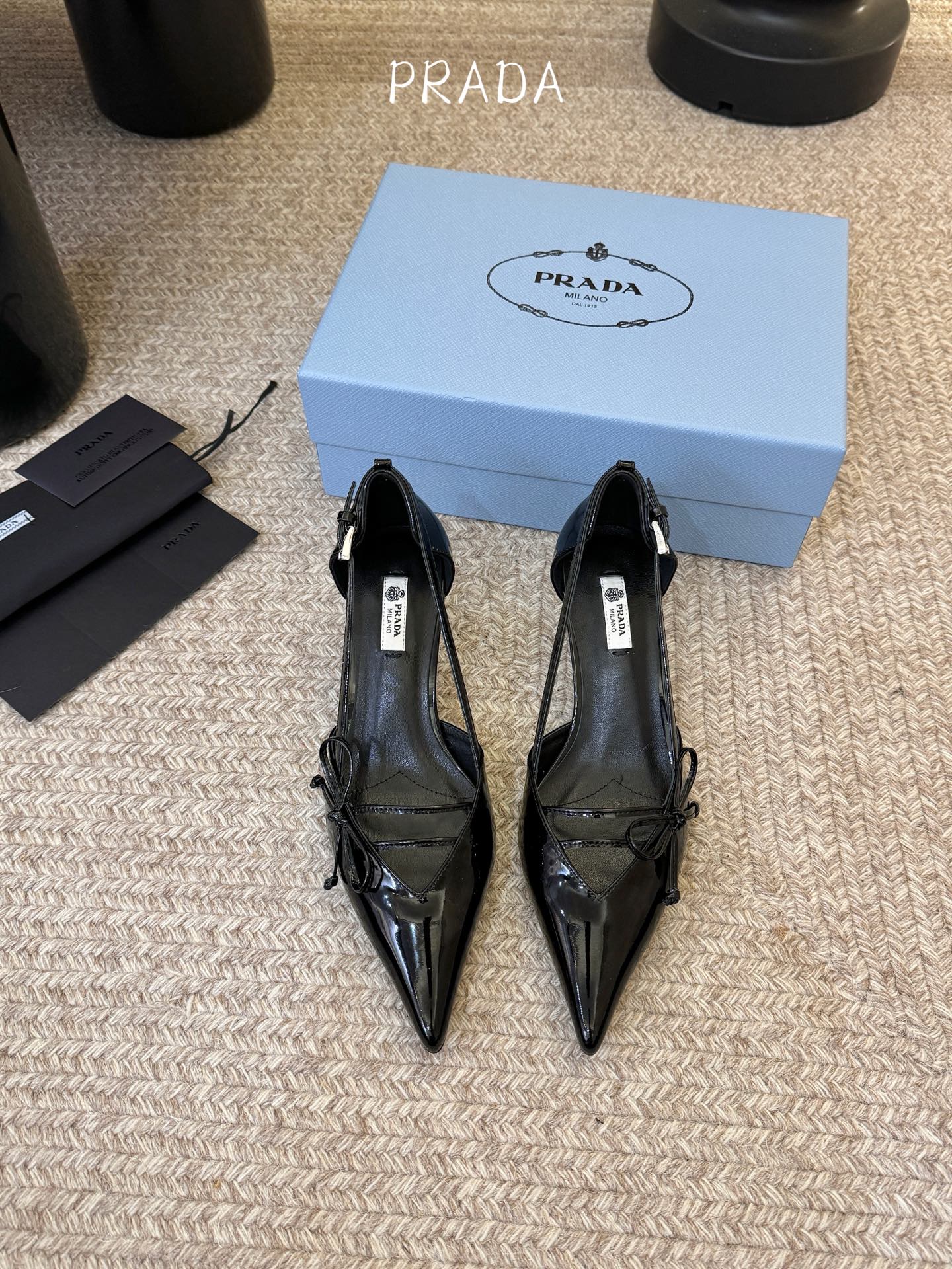 下单备注跟度7.5cm跟5.5cmPrad *26ss早春新款尖头绑带蝴蝶结高跟鞋尖头绑带高跟鞋，是优雅