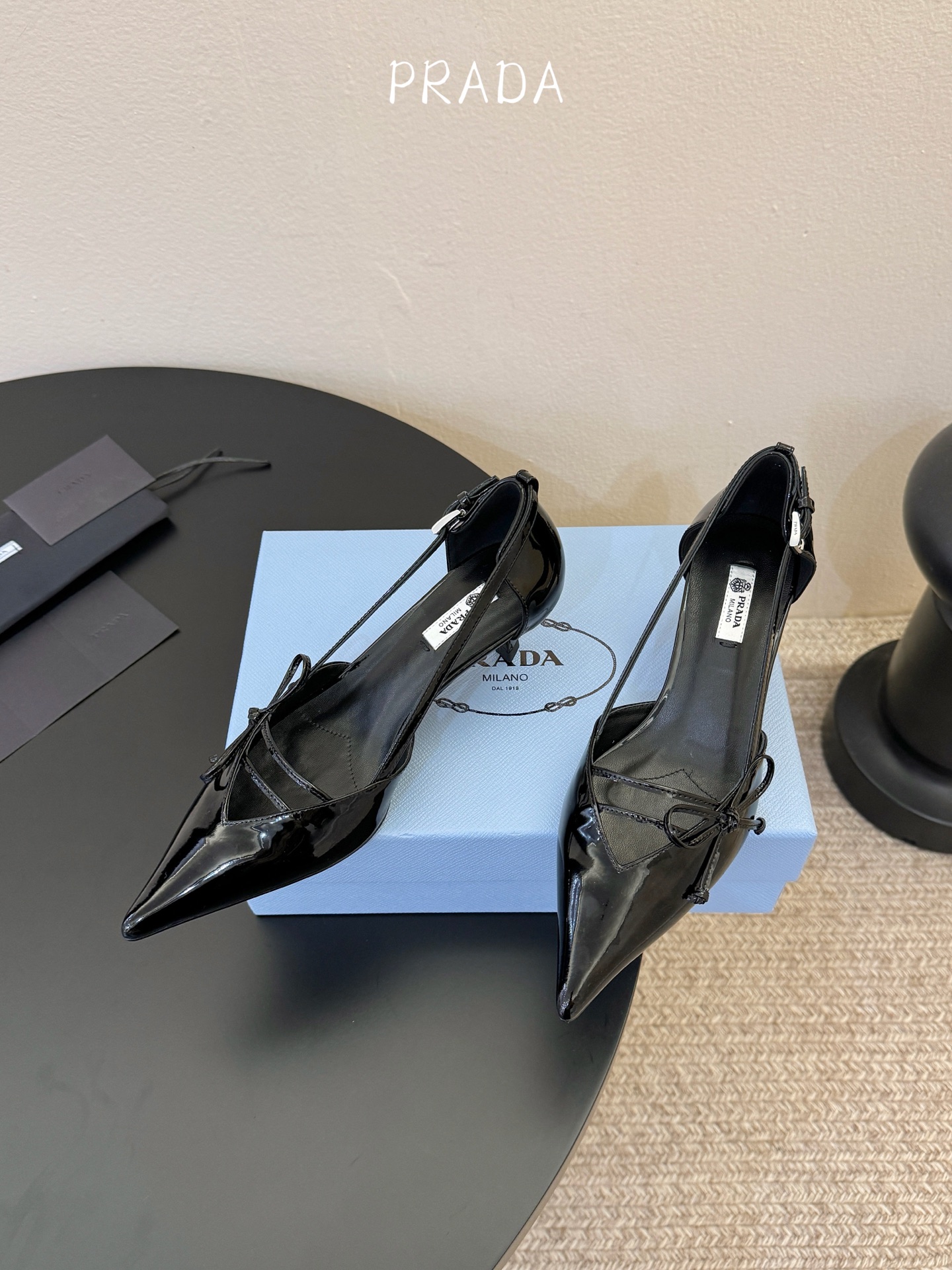 下单备注跟度7.5cm跟5.5cmPrad *26ss早春新款尖头绑带蝴蝶结高跟鞋尖头绑带高跟鞋，是优雅