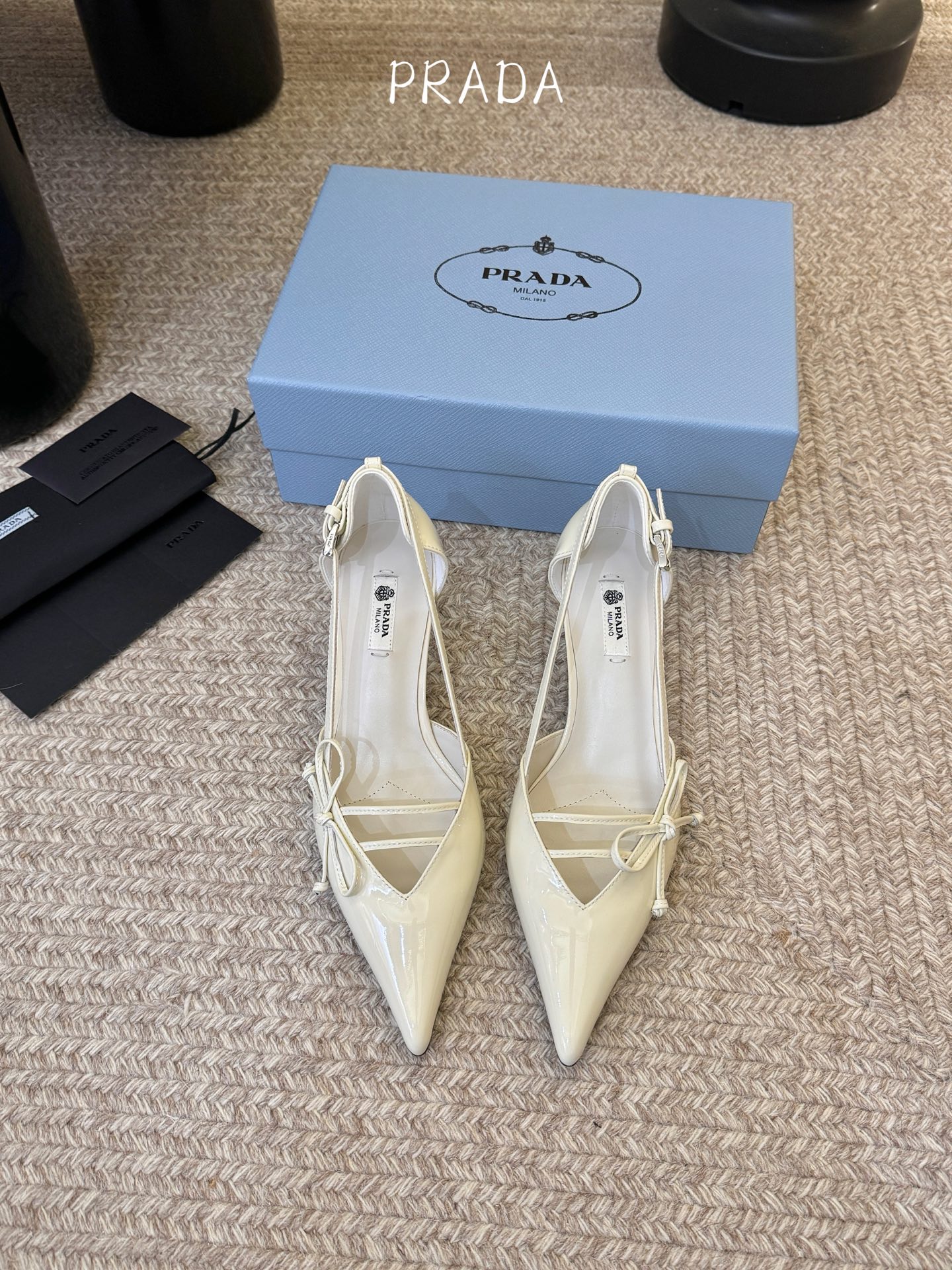 下单备注跟度7.5cm跟5.5cmPrad *26ss早春新款尖头绑带蝴蝶结高跟鞋尖头绑带高跟鞋，是优雅