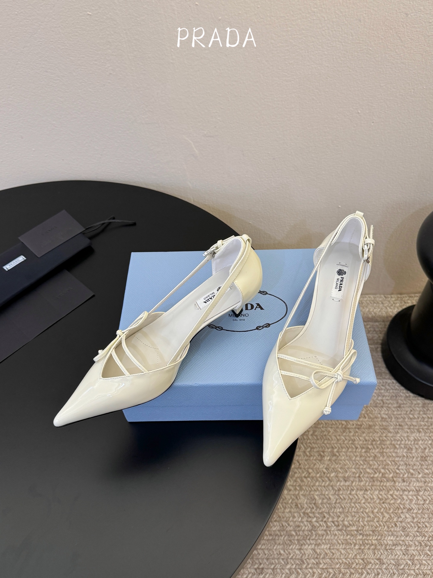 下单备注跟度7.5cm跟5.5cmPrad *26ss早春新款尖头绑带蝴蝶结高跟鞋尖头绑带高跟鞋，是优雅