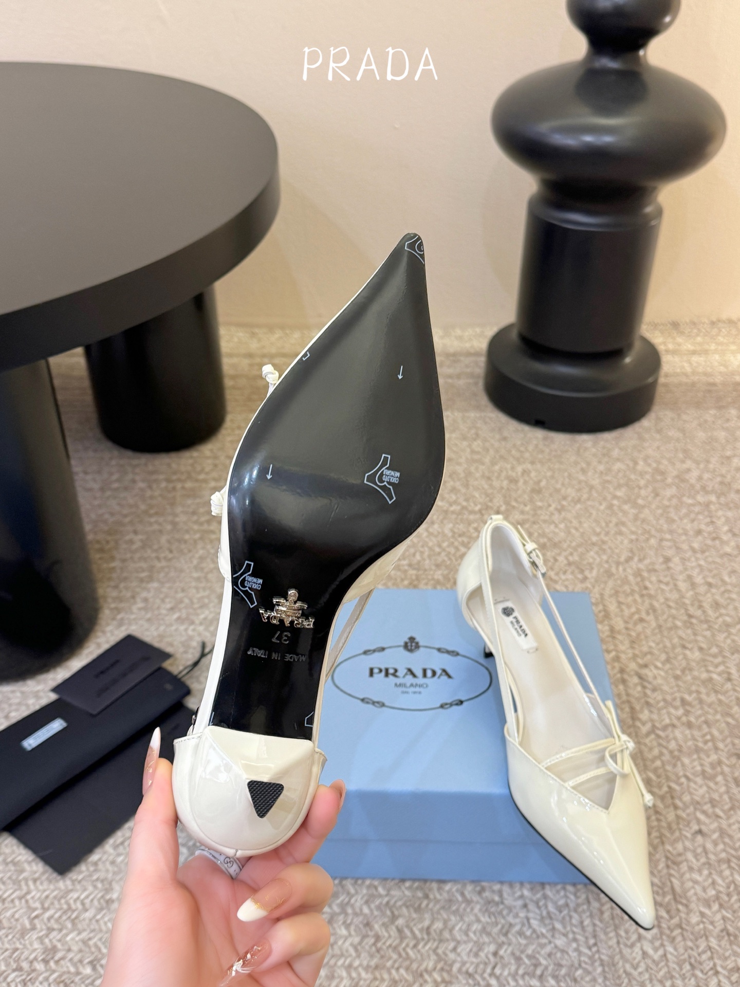 下单备注跟度7.5cm跟5.5cmPrad *26ss早春新款尖头绑带蝴蝶结高跟鞋尖头绑带高跟鞋，是优雅