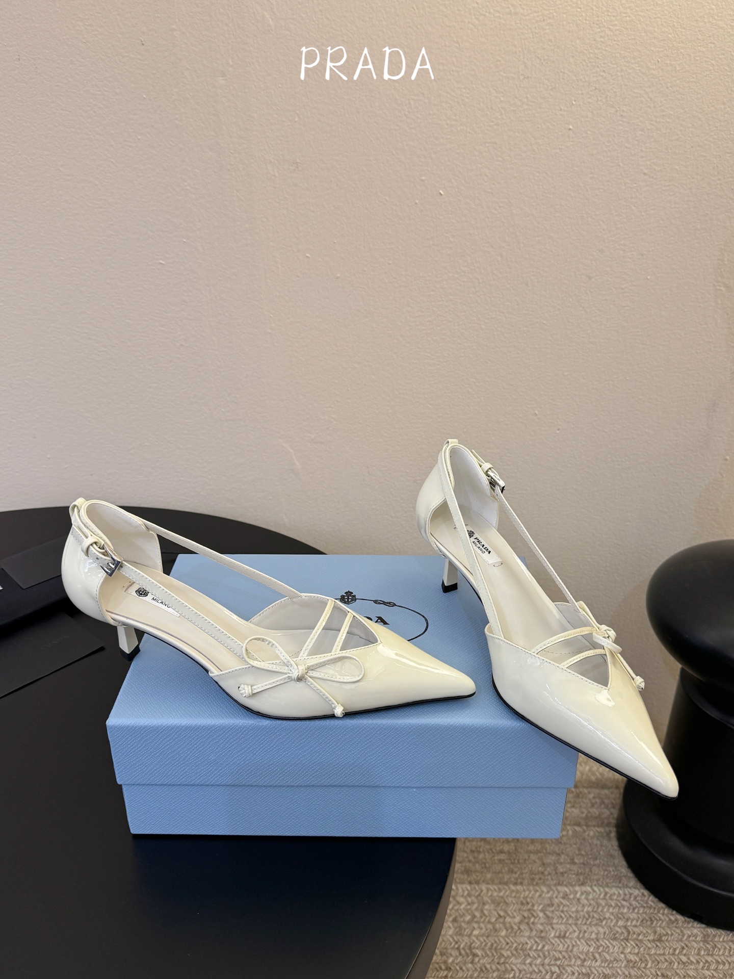 下单备注跟度7.5cm跟5.5cmPrad *26ss早春新款尖头绑带蝴蝶结高跟鞋尖头绑带高跟鞋，是优雅